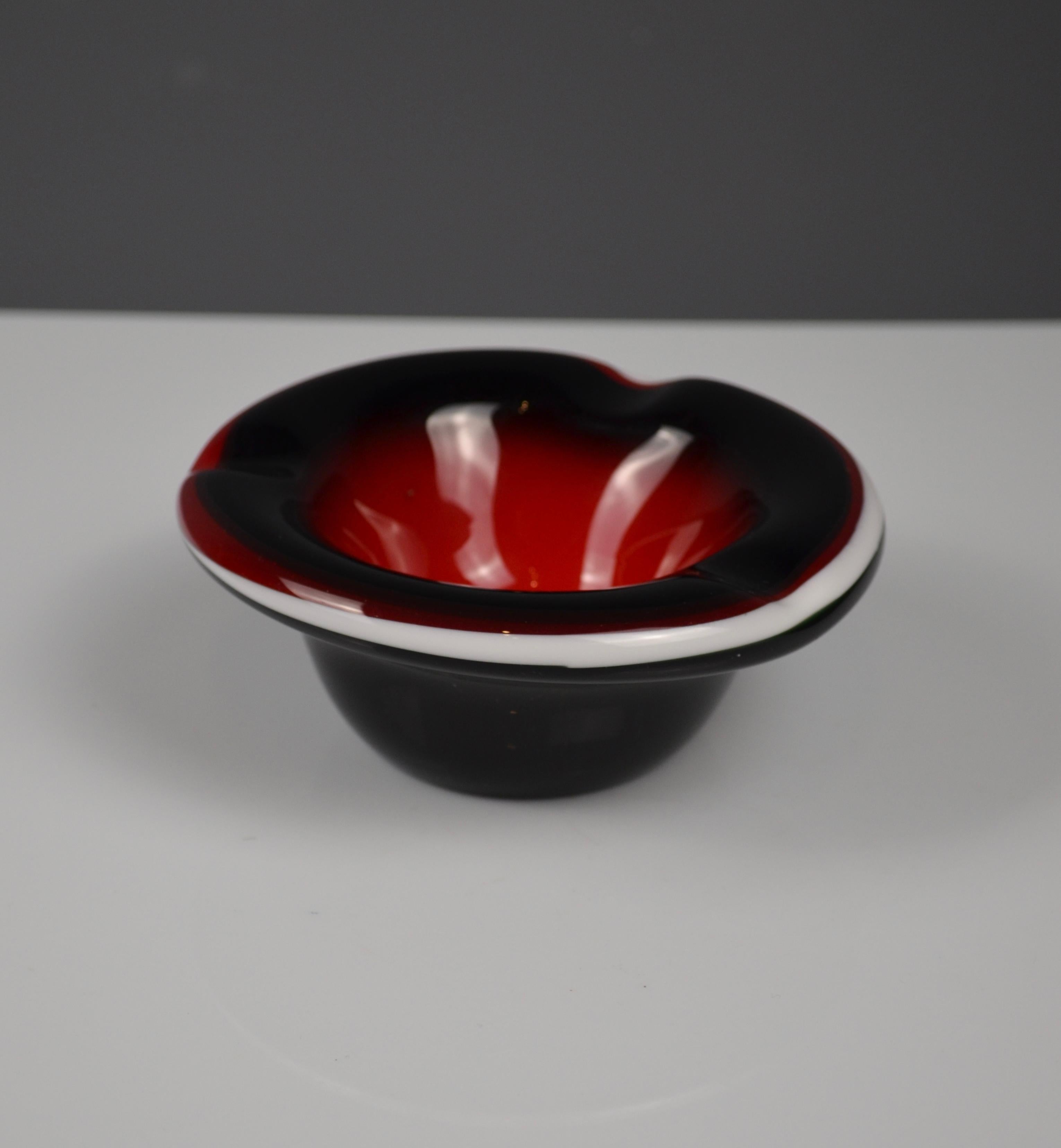 Posacenere in vetro di Murano in rosso, nero e bianco in vendita 2