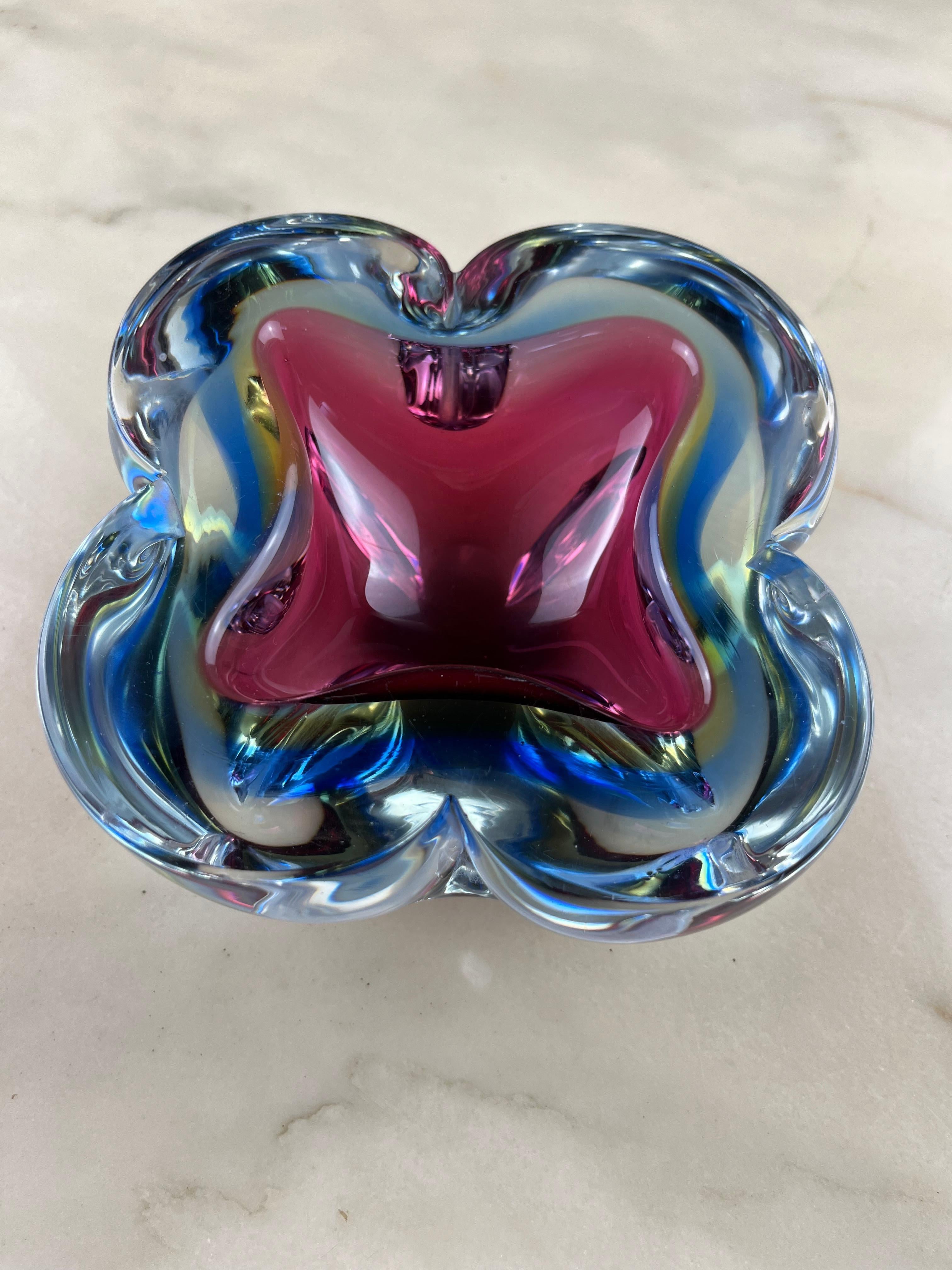 Beautiful and massive ashtray in submerged Murano glass. It is the decorative technique which, starting from a blown or solid glass, allows to obtain several superimposed layers of different colors with a suggestive coloristic effect. Italy 1970s.
