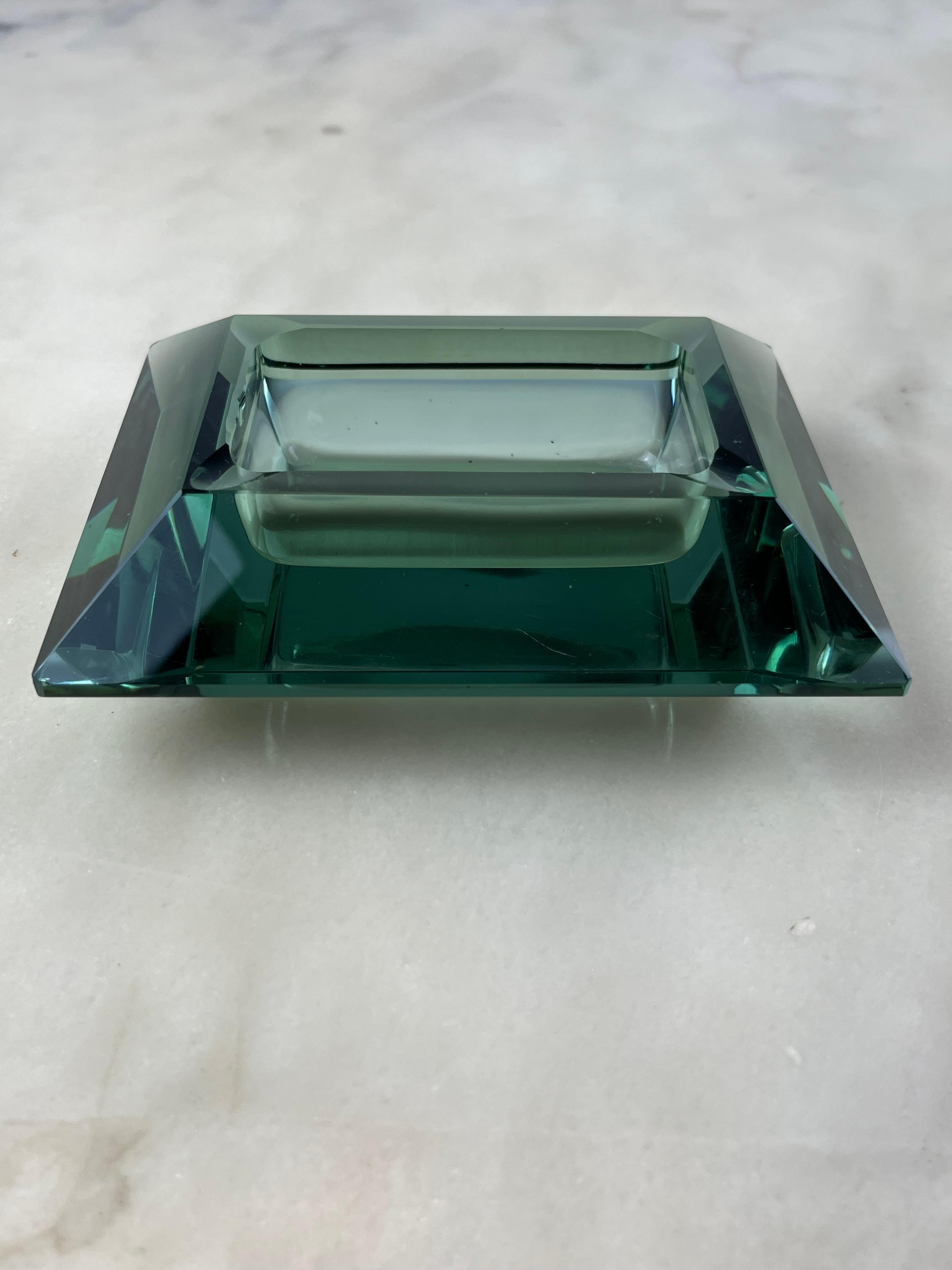 Murano-Glas Aschenbecher/Valet-Tablett, Italien, 1970er Jahre
Nile grüne Farbe, kleine Chips, die nicht seine Schönheit beeinträchtigen. Gegenstand der Familie.