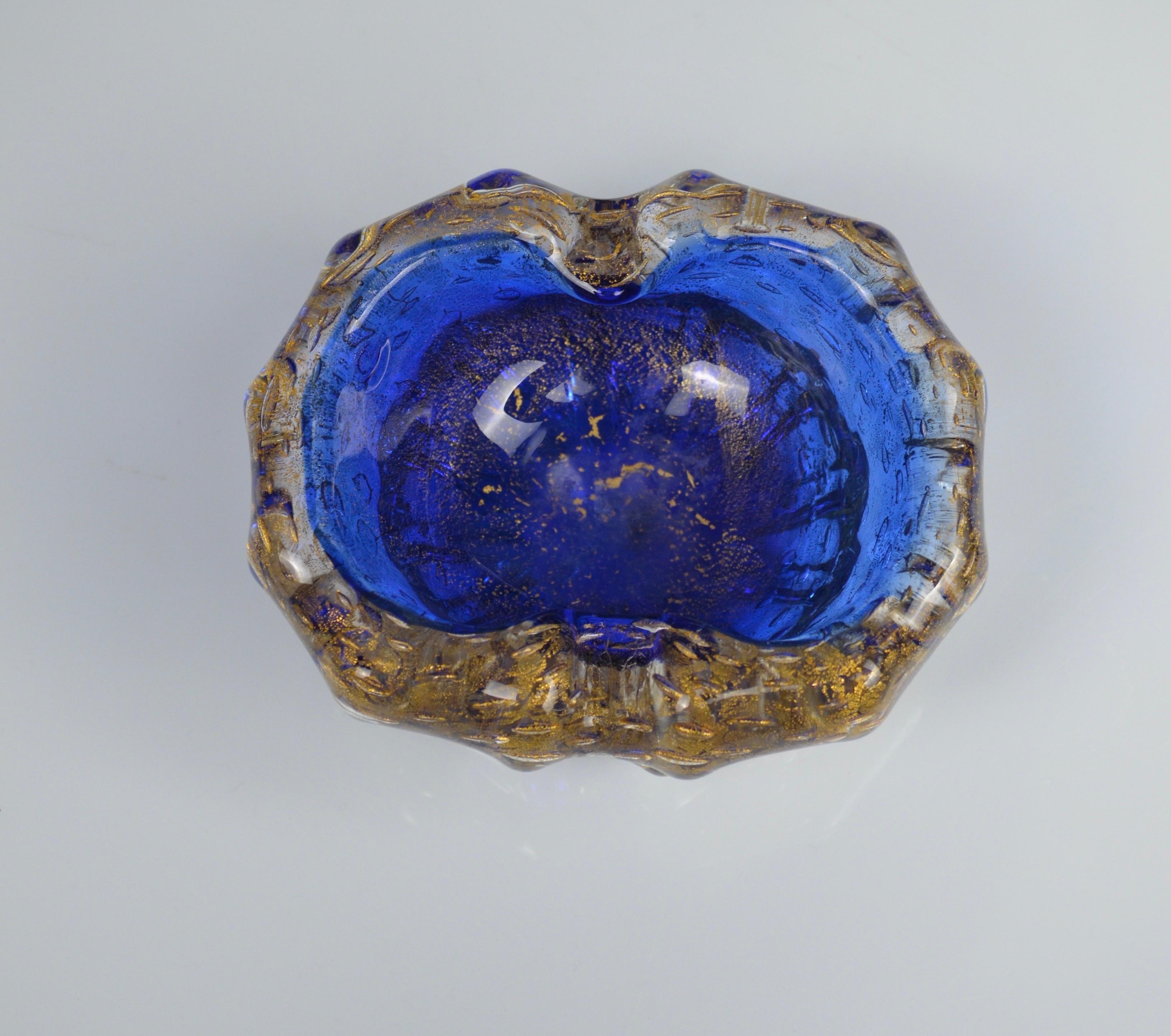 Cenicero de cristal de Murano realizado con cristal azul cobalto fundido con motas de oro de 24 quilates.
Muy bonita pieza