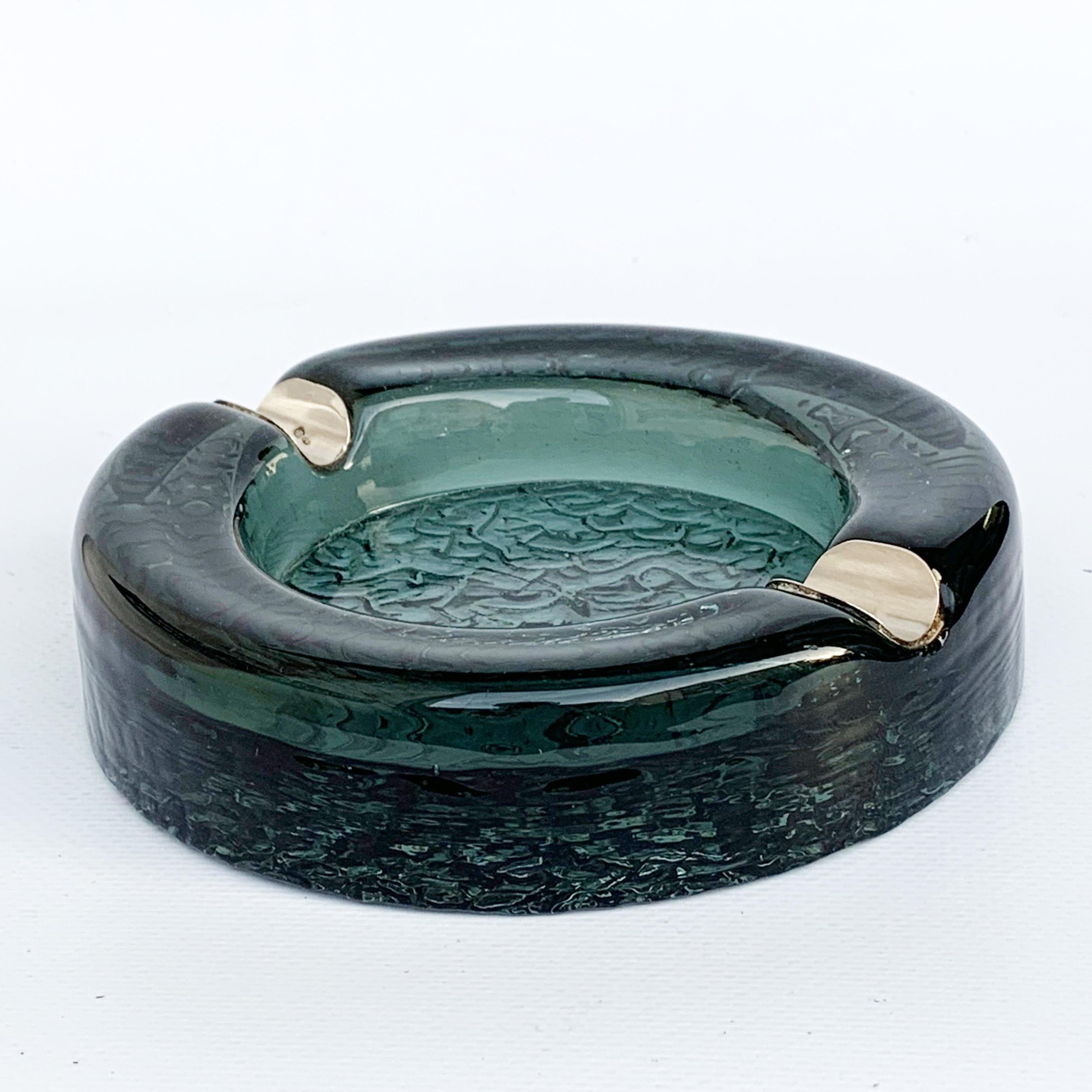 Ashtray in green Murano glass with circular shape, two sterling silver cigarette cases and a magnificent decoration. For smokers like ashtrays but also for non-smokers like candy bowls or saw a few. Available a large collection of Murano glass