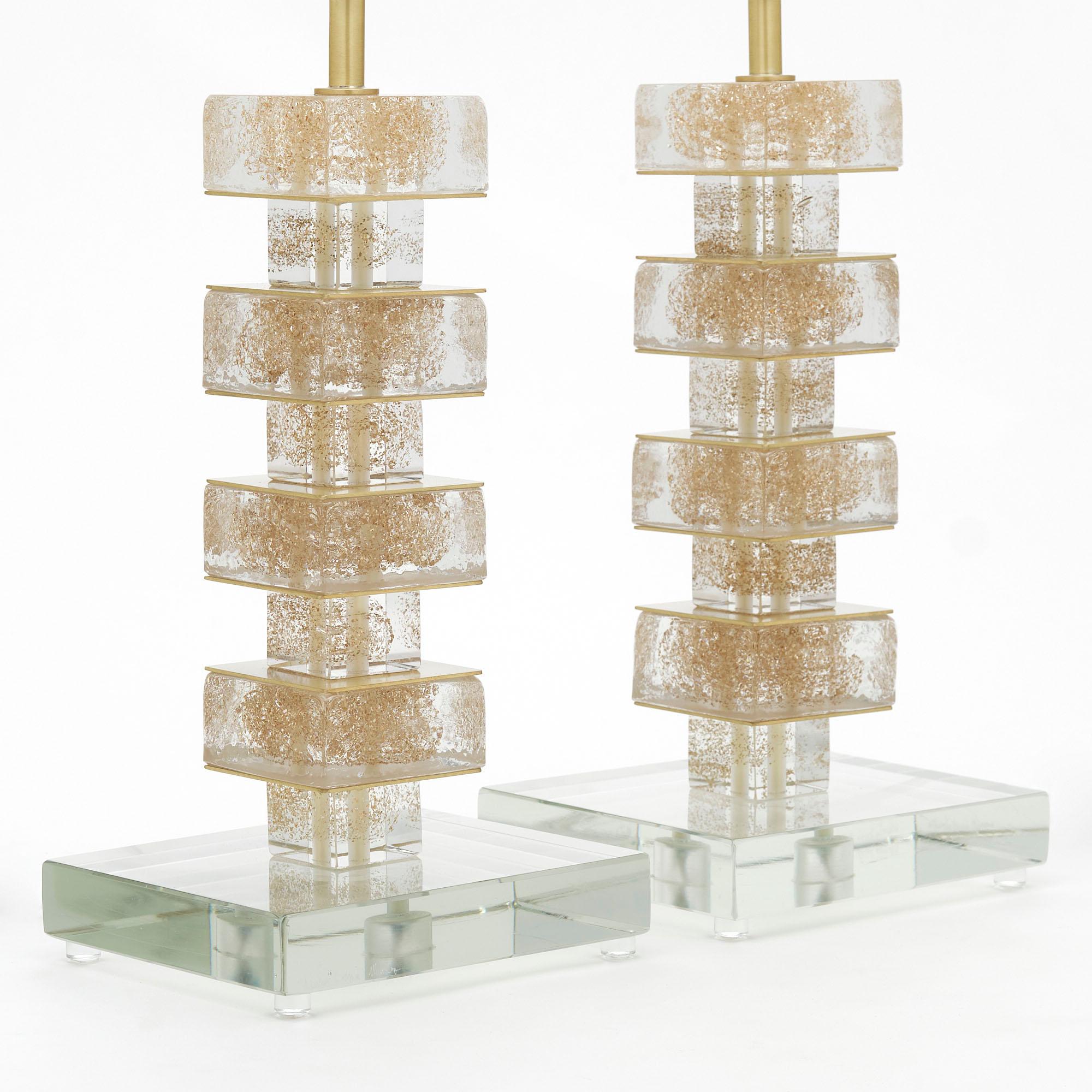 Paire de lampes italiennes provenant de l'île de Murano. Ces lampes contemporaines présentent des éléments cubiques empilés, fusionnés avec des mouchetures d'or 24 carats. Ils ont été nouvellement câblés aux normes américaines.