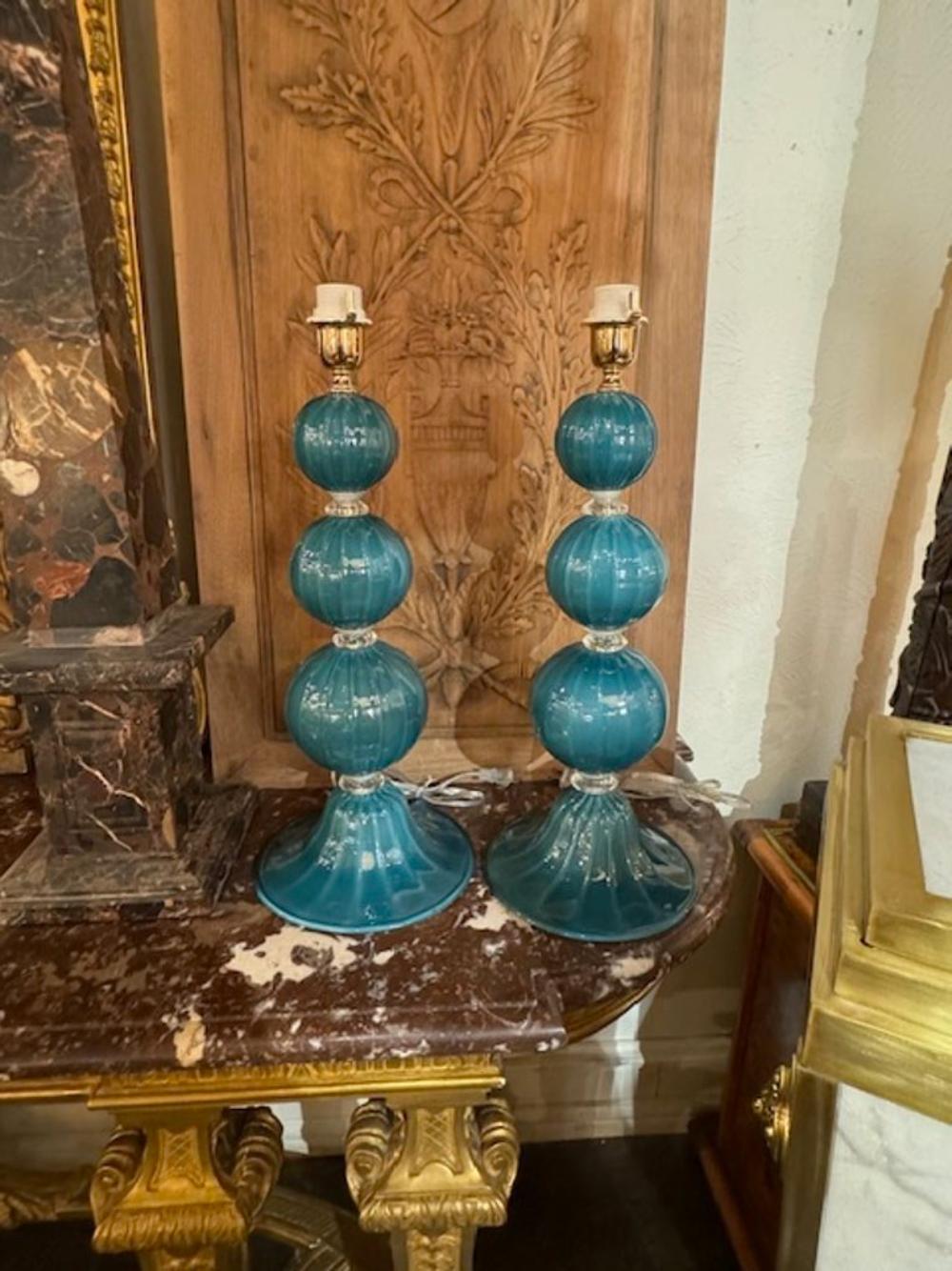 Magnifique paire de lampes modernes en forme de boule en verre de Murano de couleur bleu sarcelle. Parfait pour les designs transitionnels d'aujourd'hui !