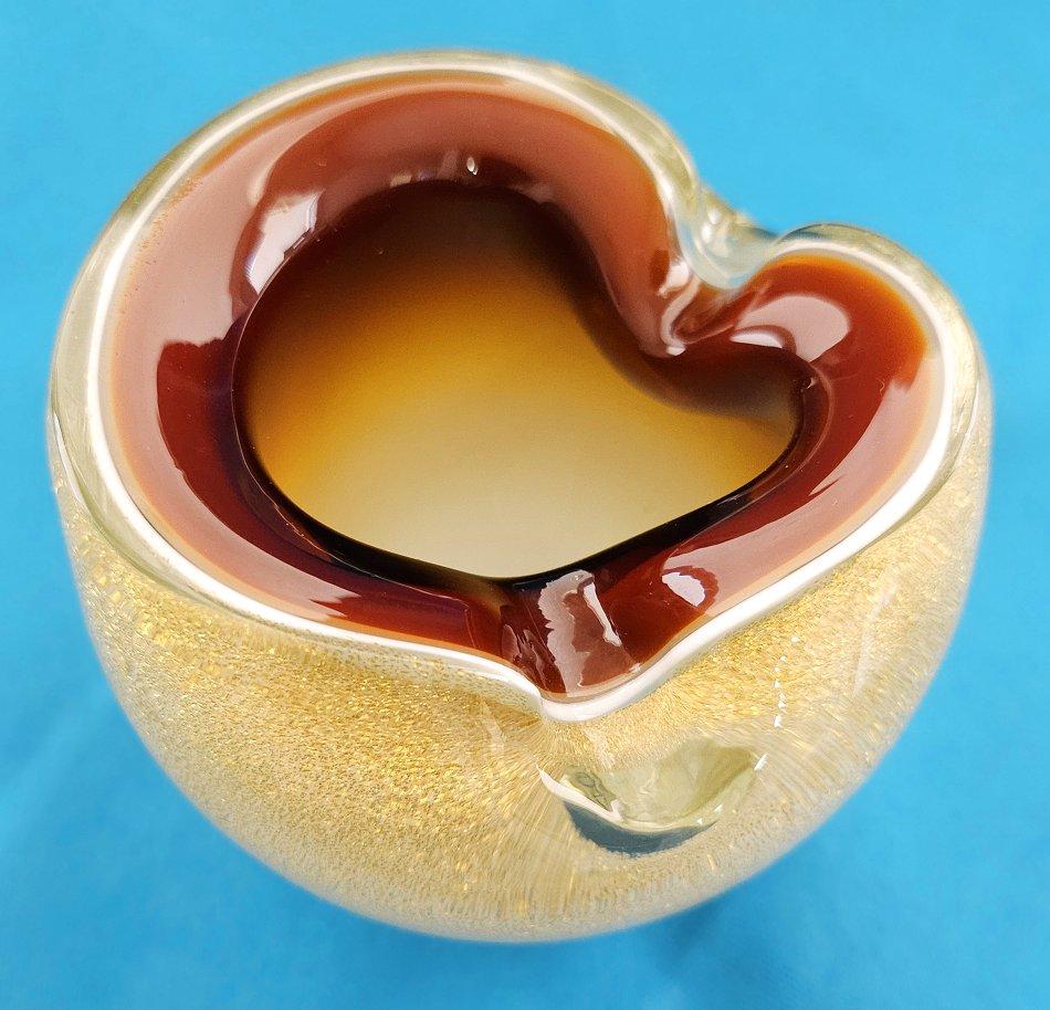 Murano Glas Barbini, Seguso, oder Barovier & Toso, w/Gold Polveri - CLOSING SALE
*****HINWEIS: UNSER 1ST DIBS SHOP SCHLIESST ENDE MAI*****
Alle diese Meister haben dreifach verglaste Werke dieser Art geschaffen, so dass wir nicht sicher sein können,