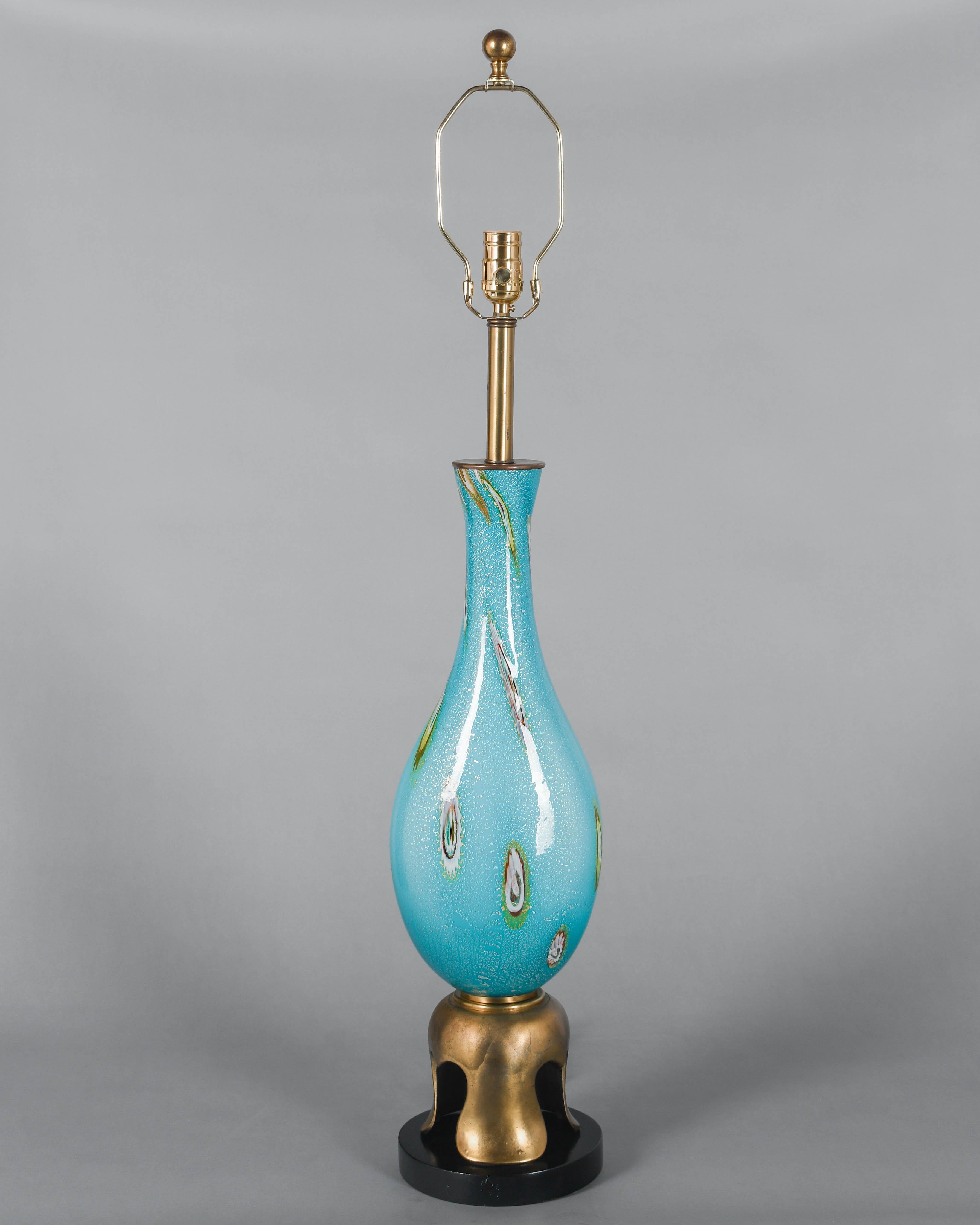 Lámpara de sobremesa de cristal artístico de Murano de mediados de siglo, de Barovier & Toso. Vidrio azul aguamarina soplado a mano con murrinas de colores y láminas de plata. Base original de metal fundido en tono dorado y madera lacada en negro,