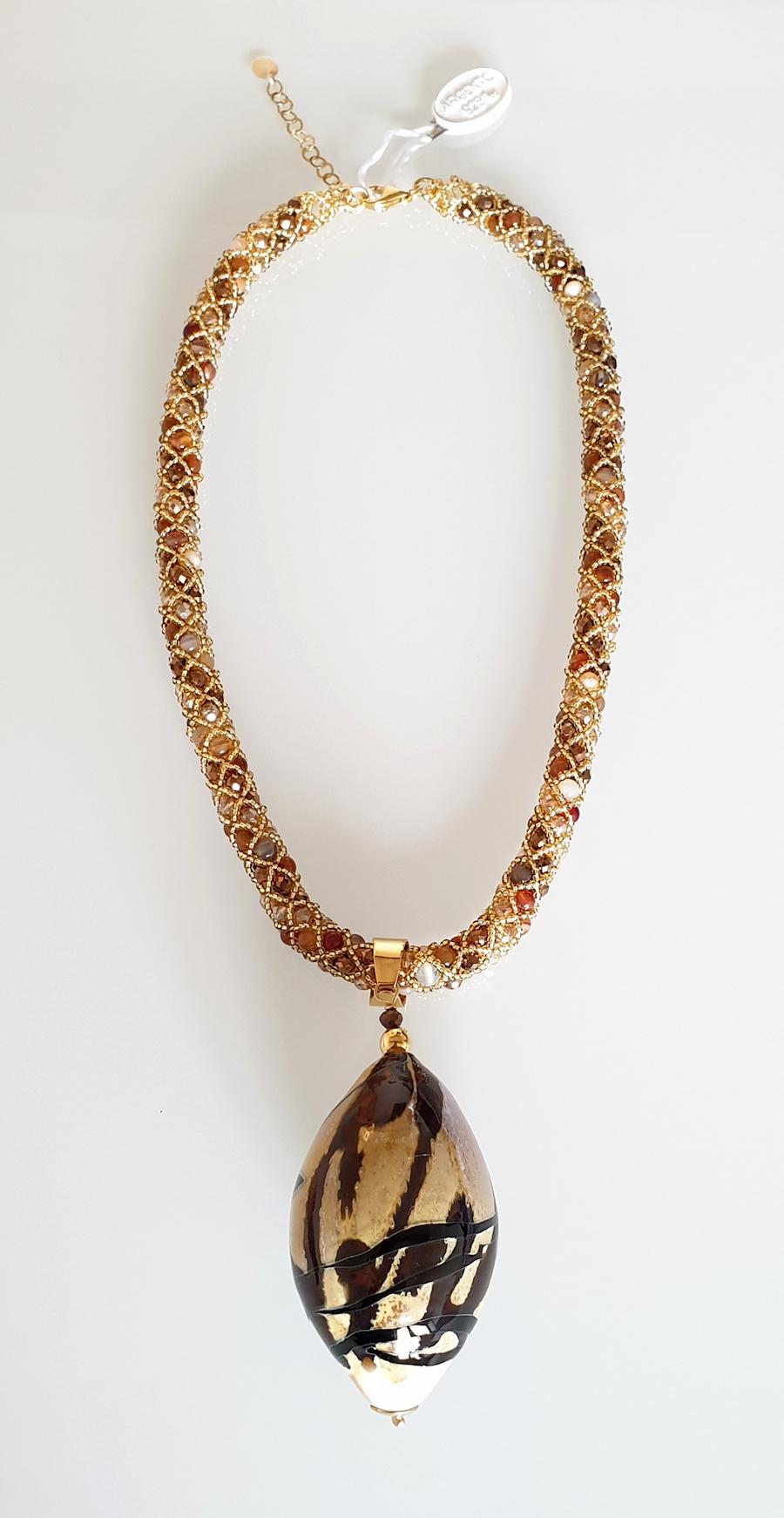 Collier de perles en verre de Murano multibrins de couleur ambre, marron, or et orange ; avec un pendentif unique en verre de Murano.
Unique, fait à la main par l'artiste Paola B. à Venise, Italie, années 2010.
L'artiste est membre de Venezia Vetro
