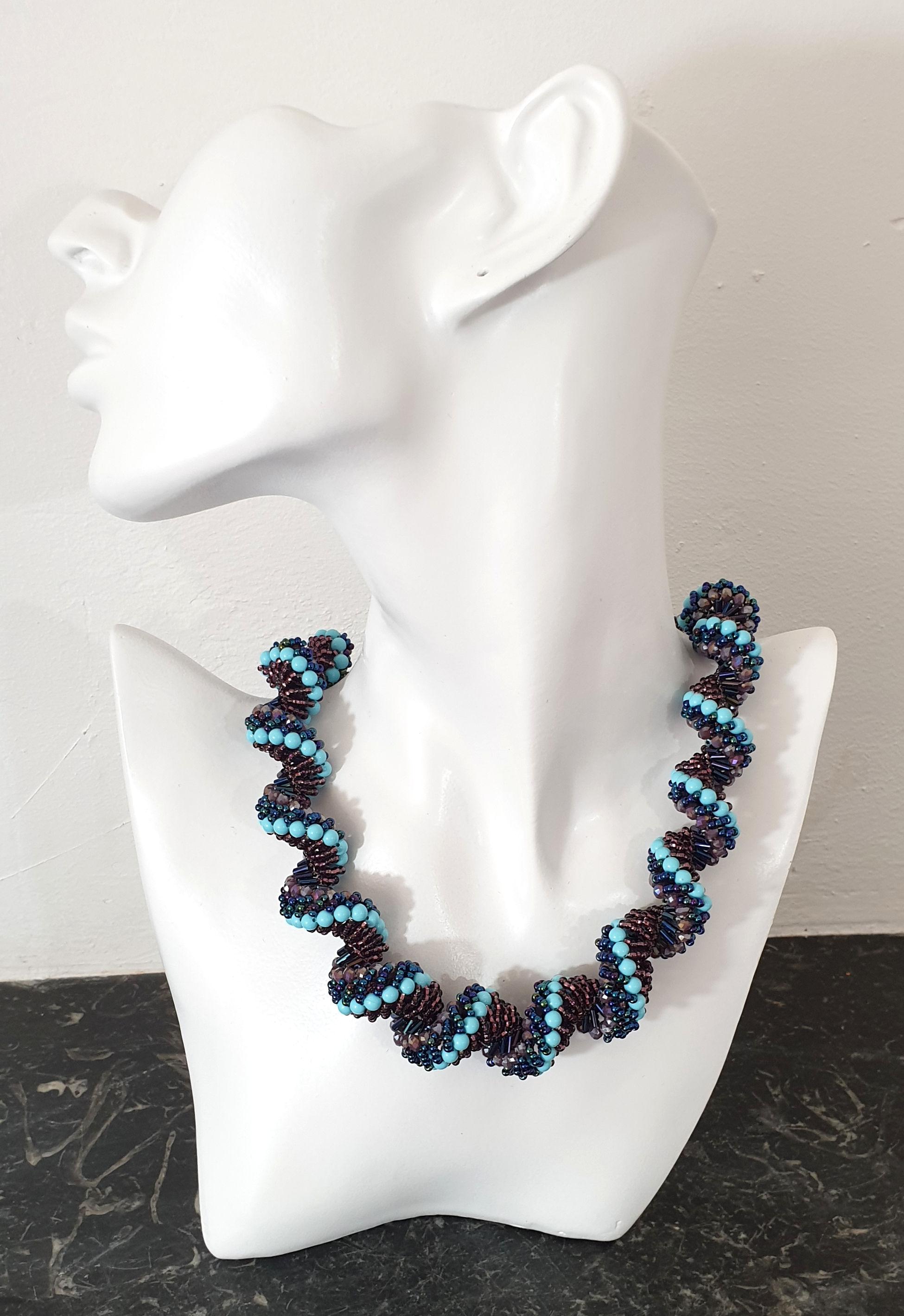 Himmelblaue, violette und dunkelblaue mehrsträngige Muranoglas- und Swarovskiperlenkette.
Einzigartig, handgefertigt von der Künstlerin Paola B. in Venedig, Italien, 2010er Jahre.
Der Künstler ist Mitglied der Venezia Vetro Acqua e Terra und der