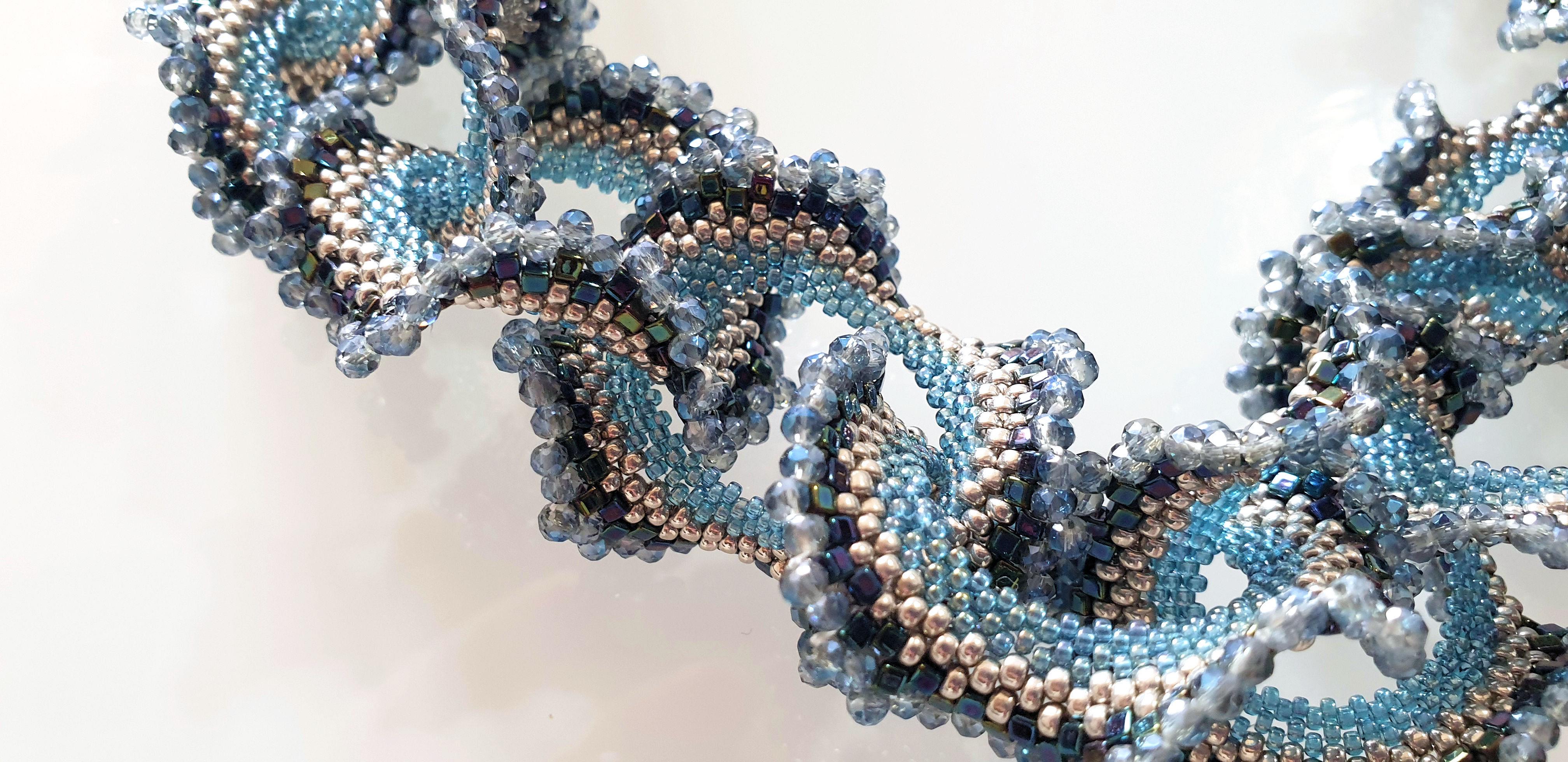 Artiste Collier à la mode en perles de verre de Murano bleu et argent  en vente