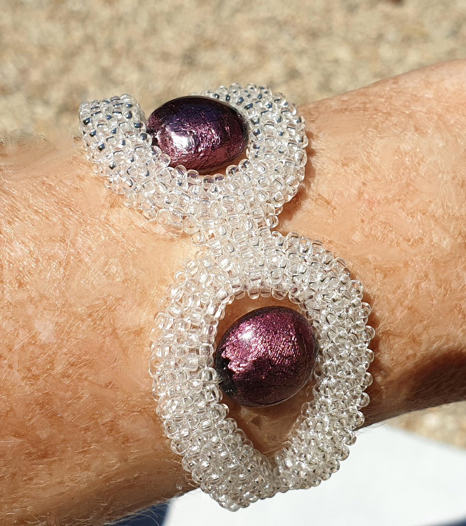 Lila und klare mehrsträngige Muranoglasperlen Armband.
Einzigartig, handgefertigt von der Künstlerin Paola B. in Venedig, Italien, 2010er Jahre.
Hergestellt aus: mundgeblasenen lila Muranoglasperlen, klaren Muranoglas-Mikroperlen.
Länge: 7,87 Zoll.