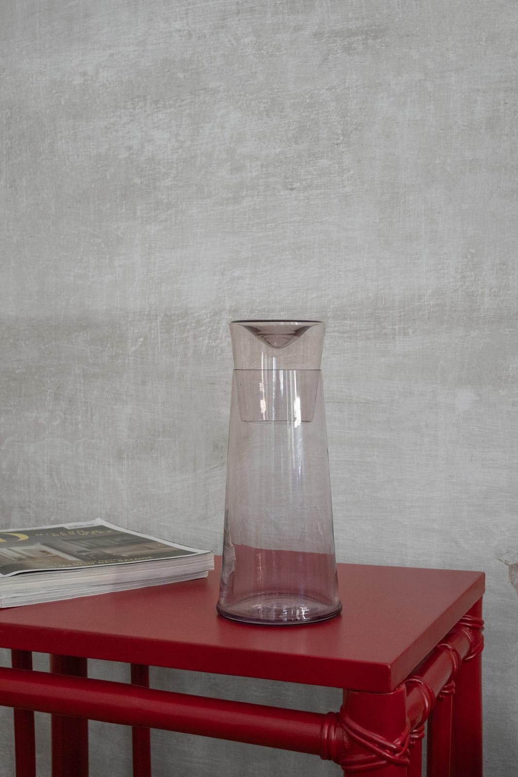 Caraffa da letto e set di bicchieri in vetro di Murano con effetto alessandrite
Dettagli del prodotto
Set composto da una caraffa e un bicchiere in vetro di Murano con effetto alessandrite
Dimensioni: 9 D. × 28 H. cm