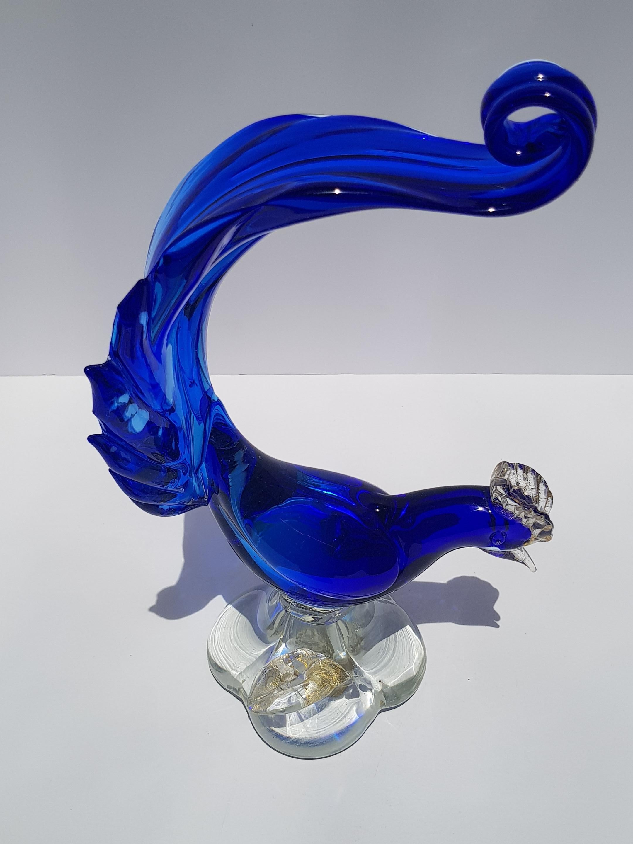 Un'elegante scultura di uccello del paradiso in vetro di Murano, che può anche essere descritto come un pavone o un fagiano, realizzata da Alfredo Barbini per Salviati and Co intorno al 1950. Conserva l'etichetta originale dell'importatore di Alvin.