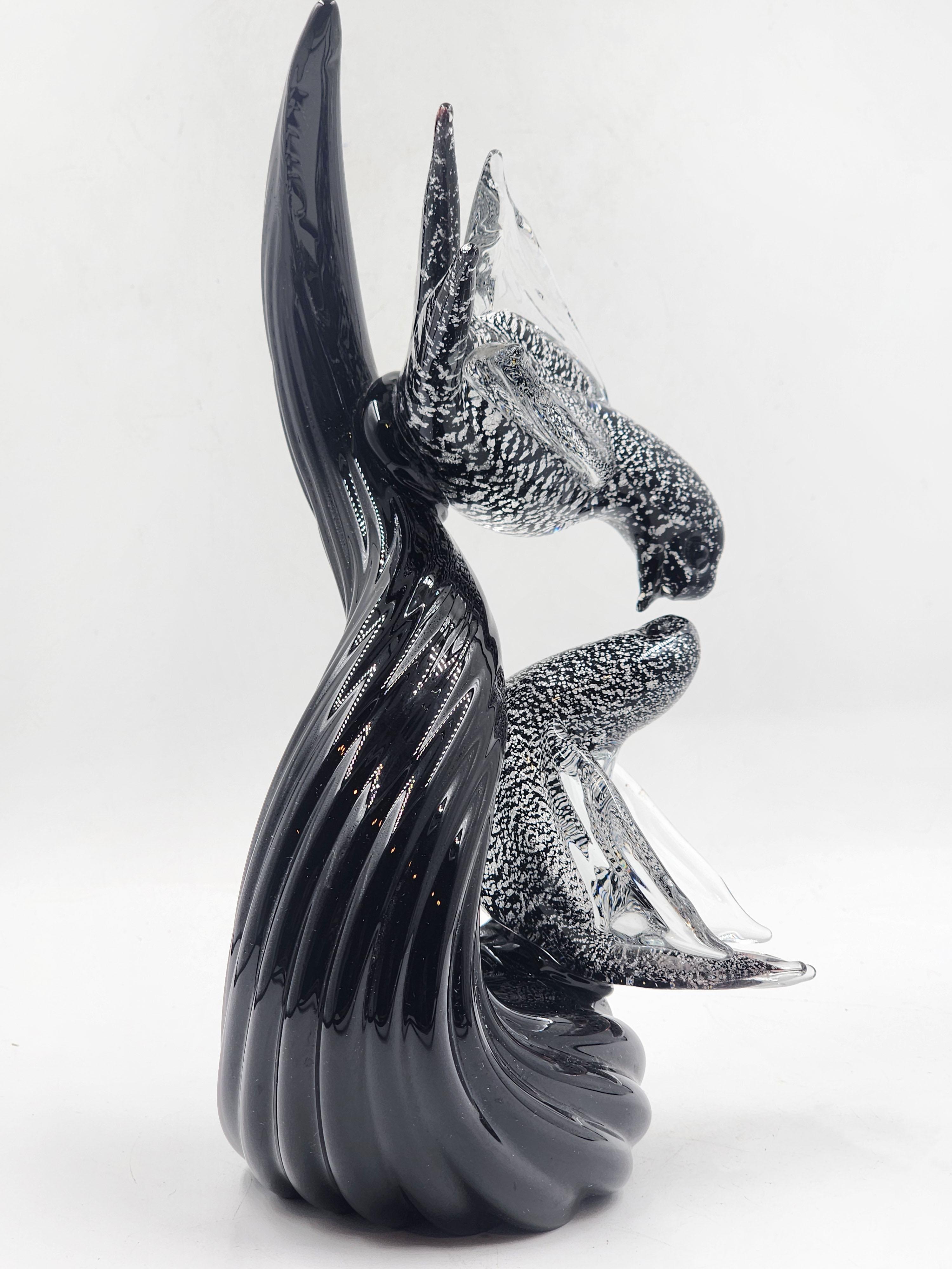 Sculpture d'oiseau en verre de Murano des années 1960
Cette charmante figurine capture l'essence de la romance aviaire. Deux oiseaux, perchés sur une Branch dans un design mid-century, rayonnent d'élégance et de tendresse dans une pièce qui évoque