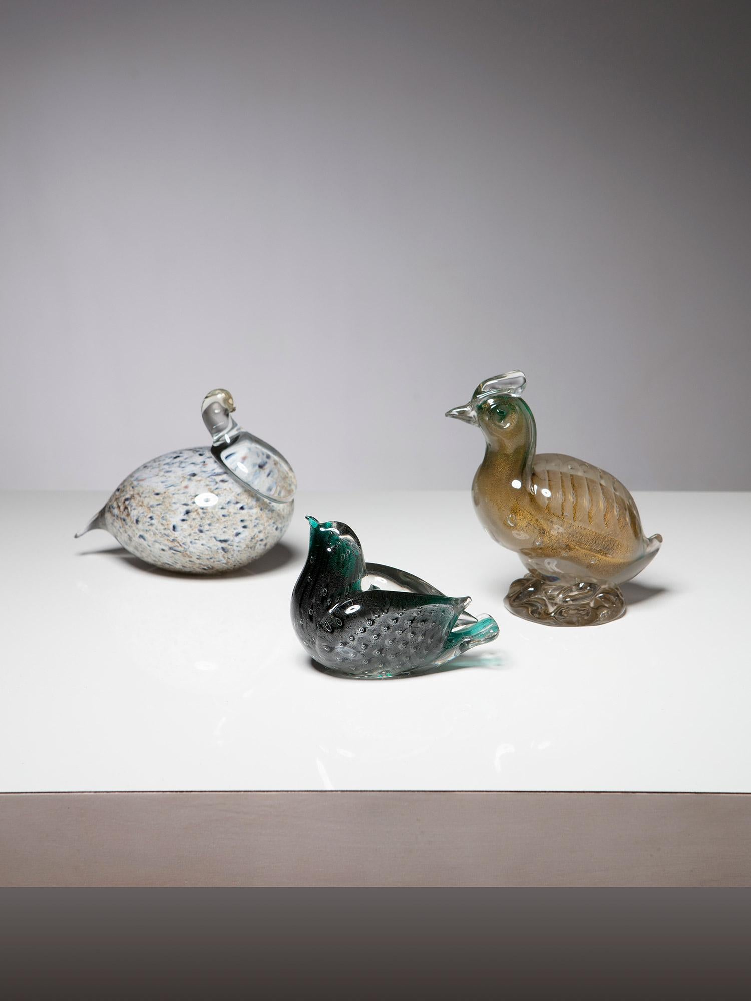 Set di tre uccelli in vetro di Murano.
Due di questi sono stati disegnati da Alfredo Barbini per VAMSA.
Adesivo originale sul giovane passero.