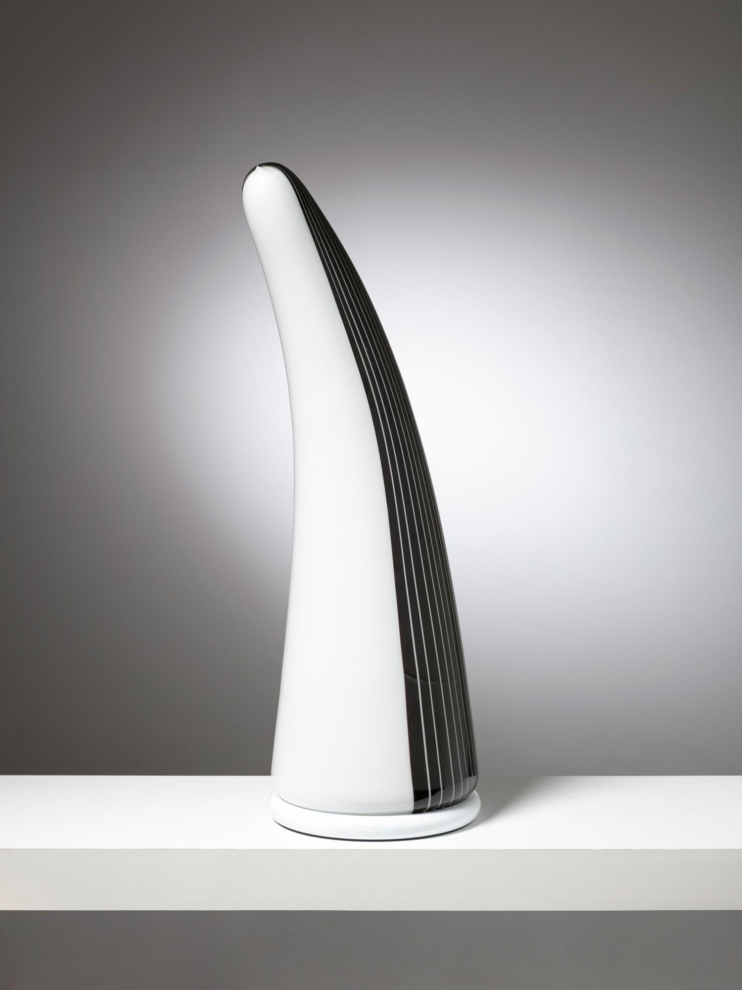 Lampe de table en verre noir et blanc fabriquée par Res.