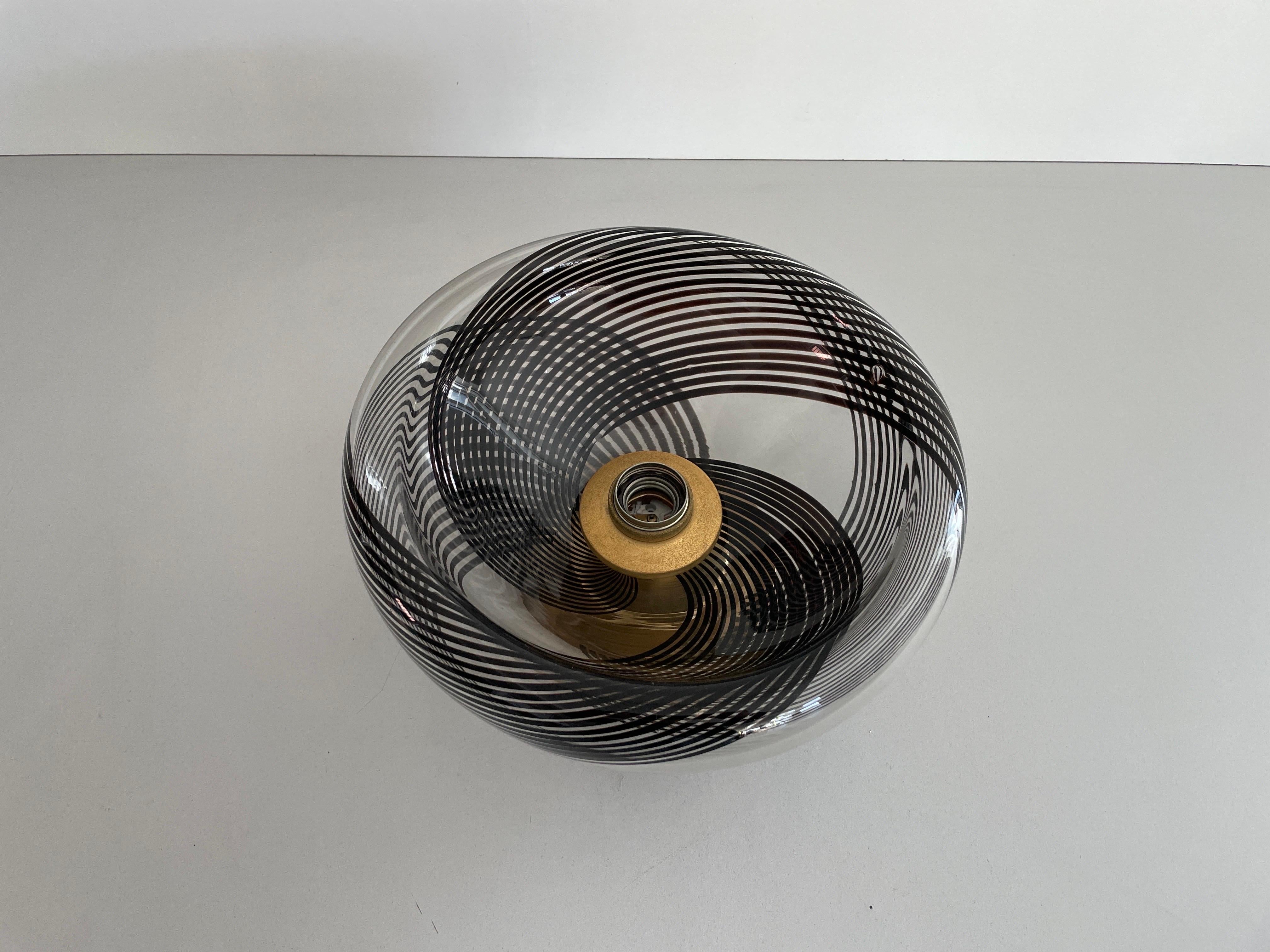 Lámpara de techo empotrada de cristal de Murano negro, años 60, Italia

La pantalla está en muy buen estado vintage.

Esta lámpara funciona con bombillas E27. 
Con cable y apto para su uso con 220 V y 110 V para todos los países.

Medidas: