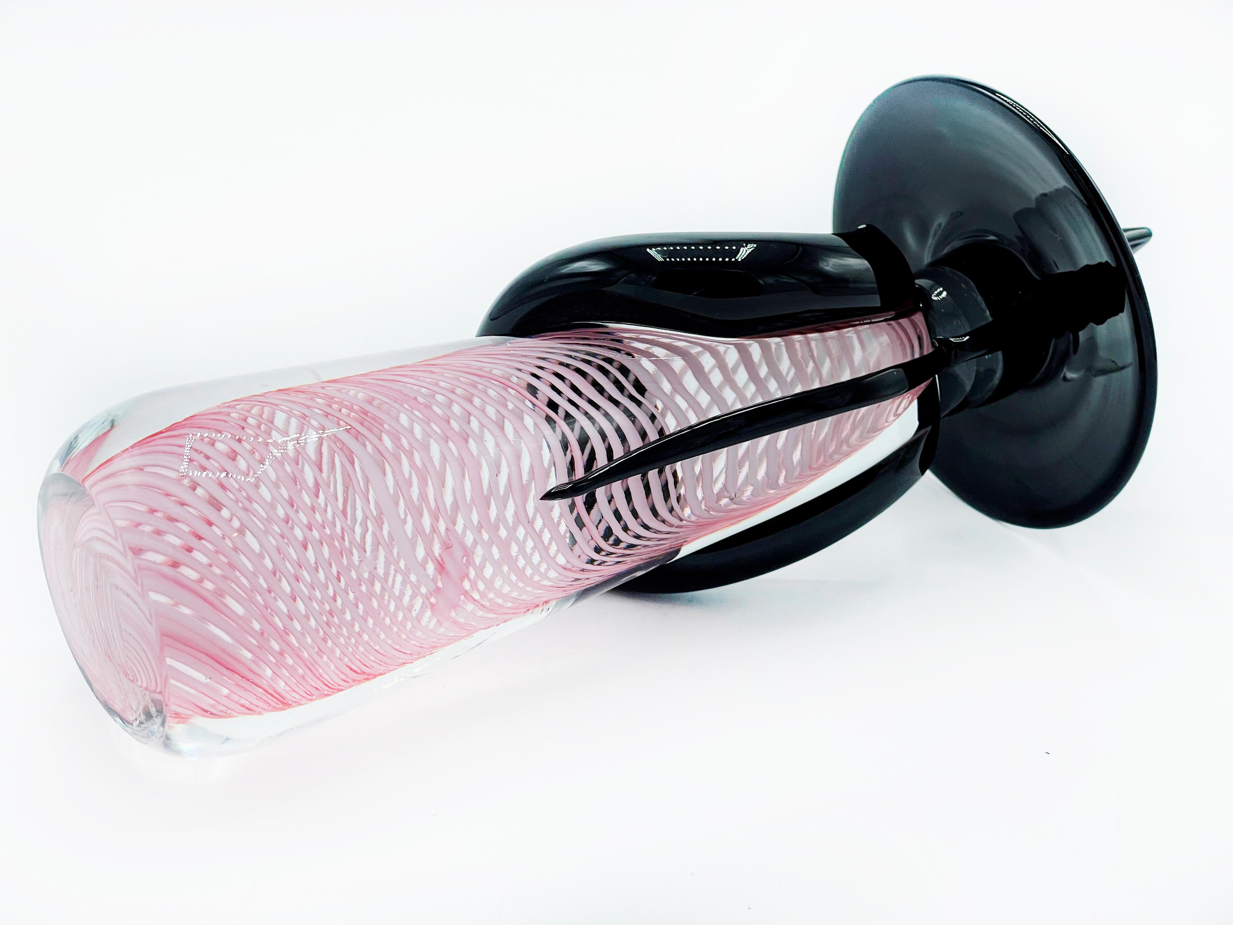Gravé Murano Glass Black Pink Latticino Swirl Ribbon Twist Vintage Chinese Figure Man en vente