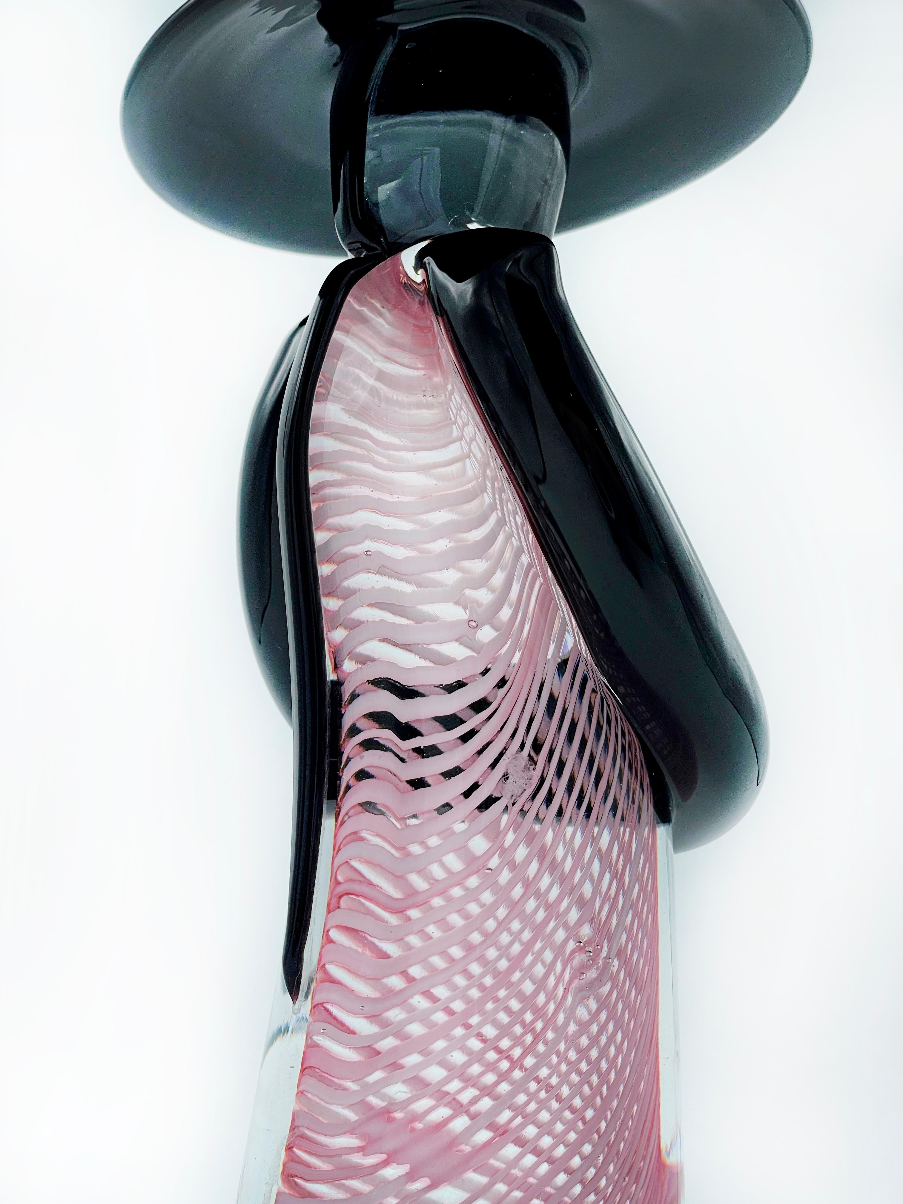 Cristal de Murano Negro Rosa Latticino Remolino Cinta Twist Vintage Figura China Hombre mediados del siglo XX en venta
