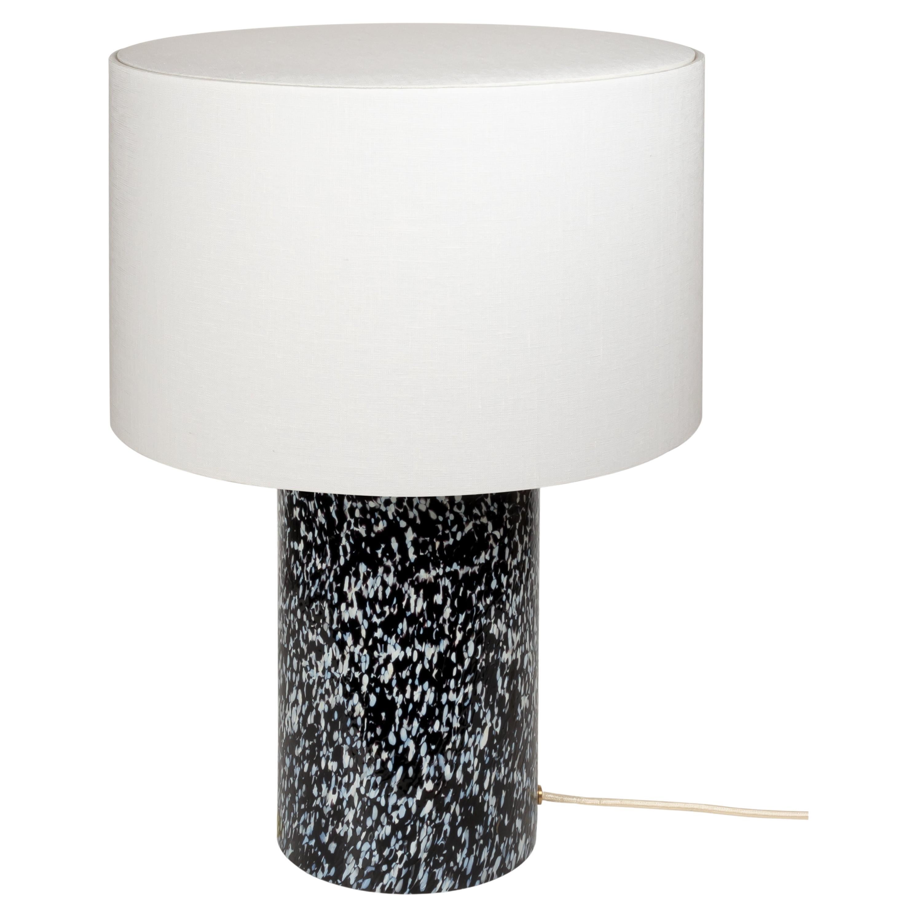 Lampada a colonna in vetro di Murano bianco e nero con paralume in lino di Stories Of Italy
