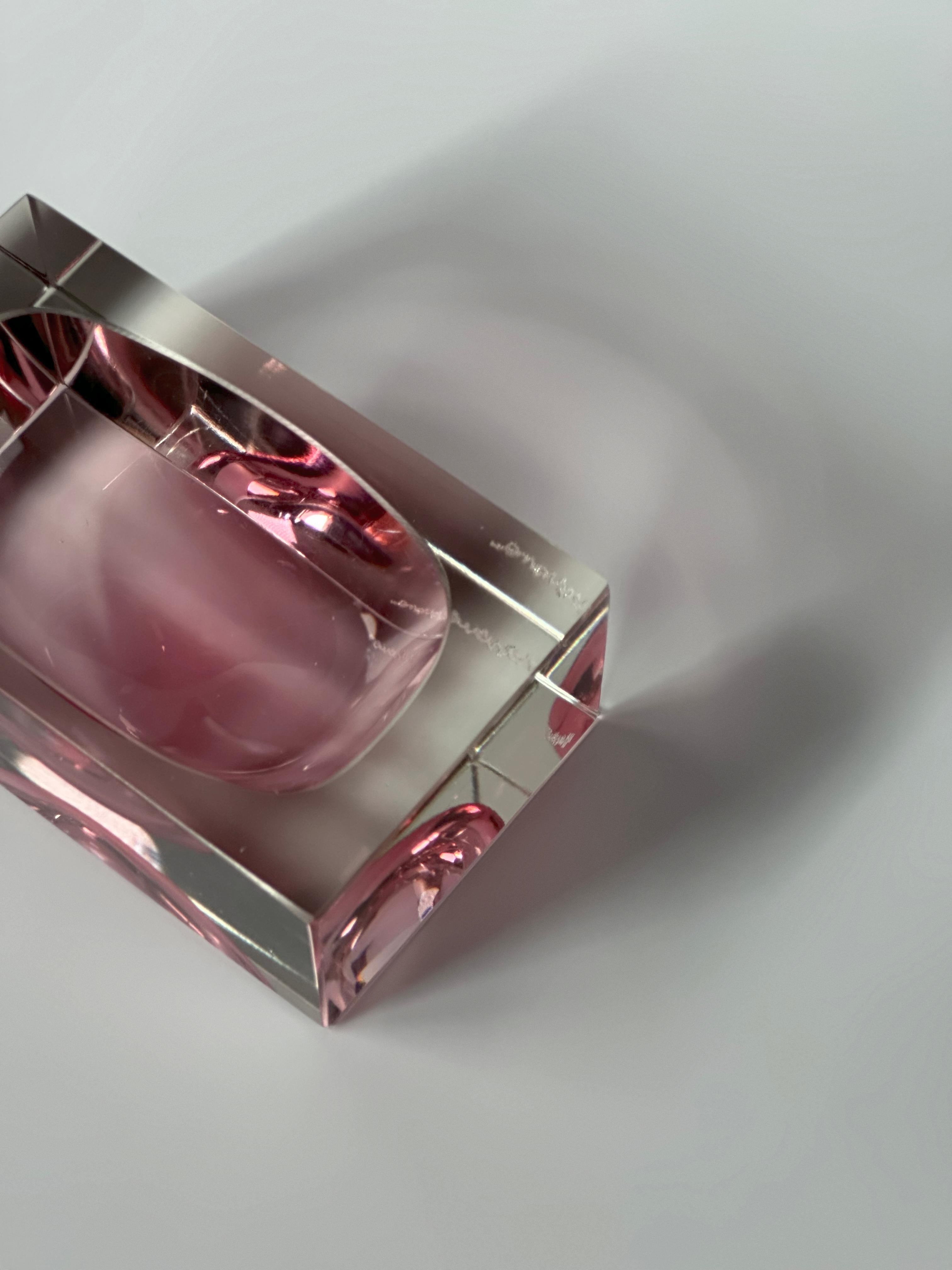 Una ciotola vintage in vetro di Murano dalla vivace tonalità rosa, attribuita al vetraio italiano Alessandro Mandruzzato e risalente agli anni Ottanta. Realizzato a mano a Murano, in Italia, questo pezzo scultoreo è stato realizzato con la tecnica