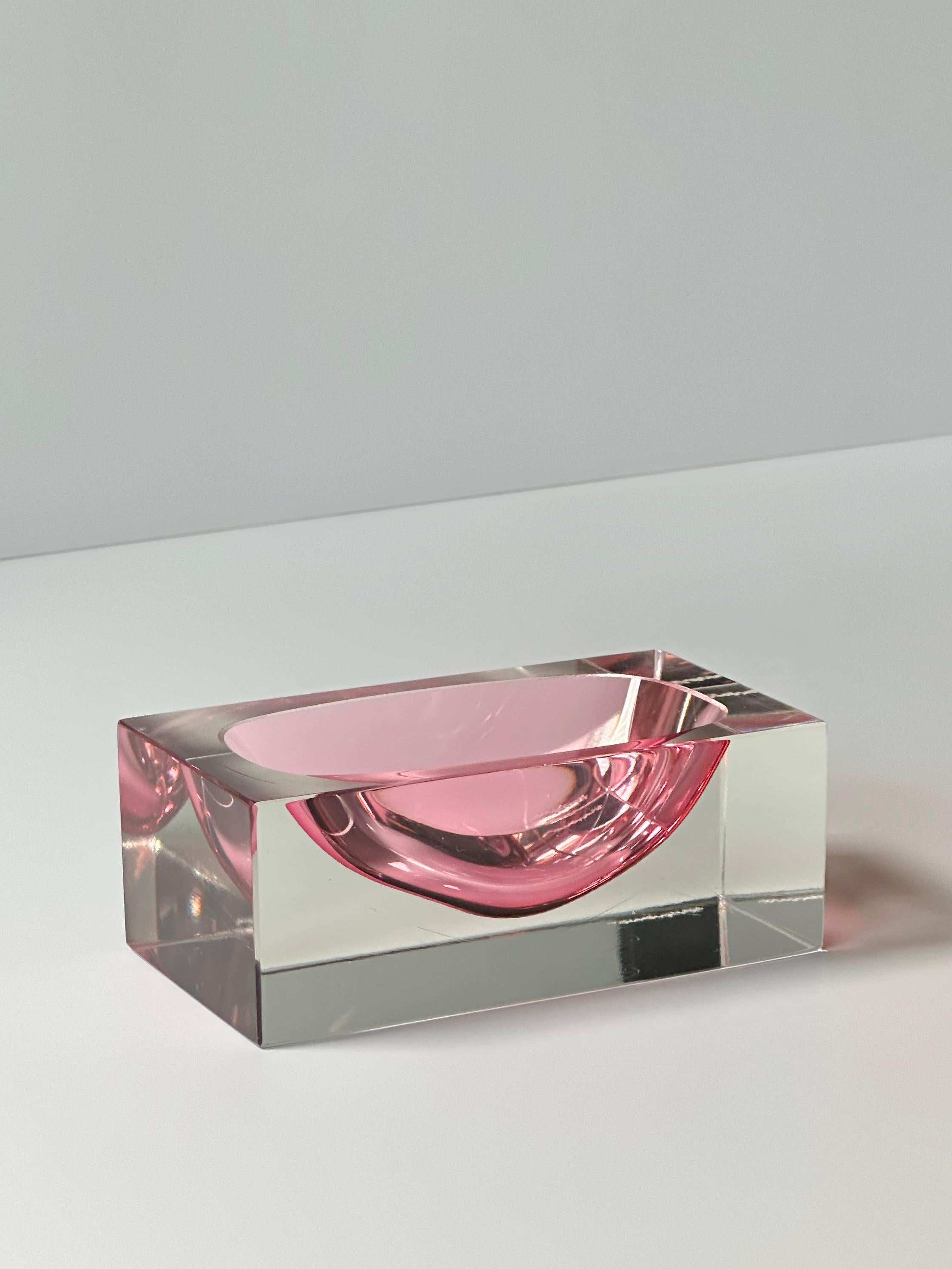 Mid-Century moderno Ciotola a blocco in vetro di Murano rosa, anni '80 in vendita