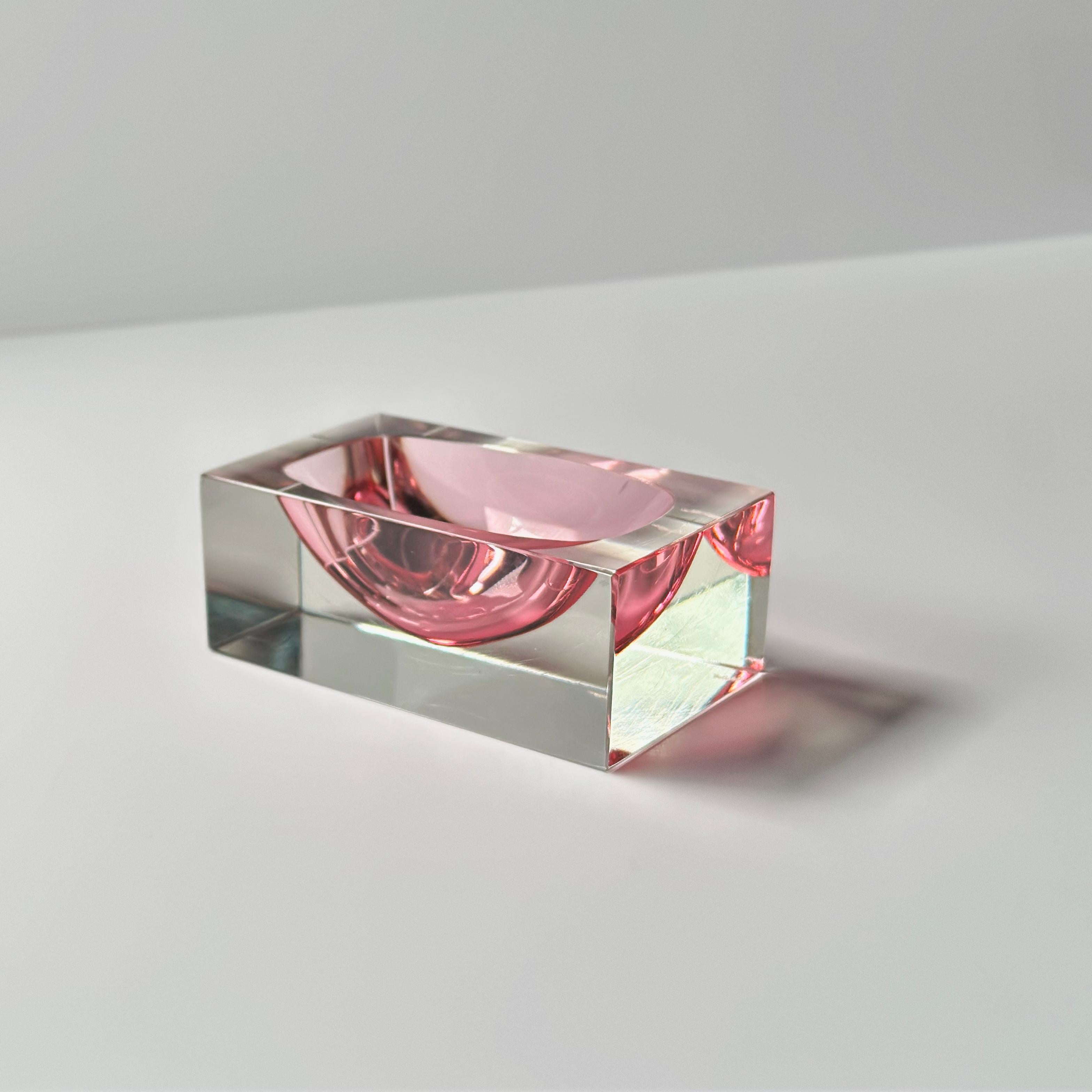 Sfaccettato Ciotola a blocco in vetro di Murano rosa, anni '80 in vendita