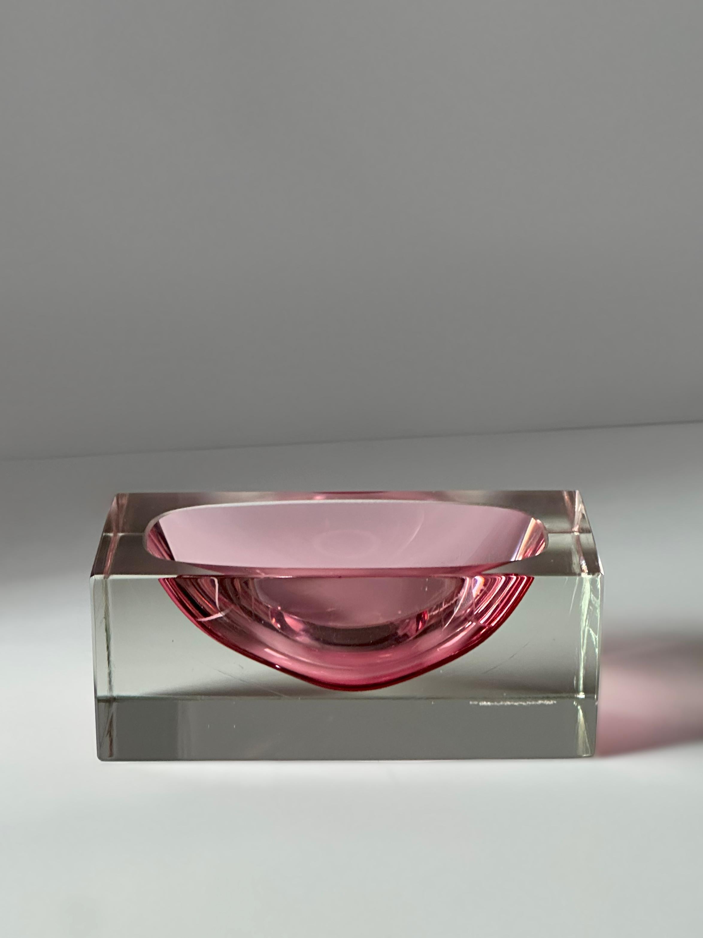 Vetro di Murano Ciotola a blocco in vetro di Murano rosa, anni '80 in vendita