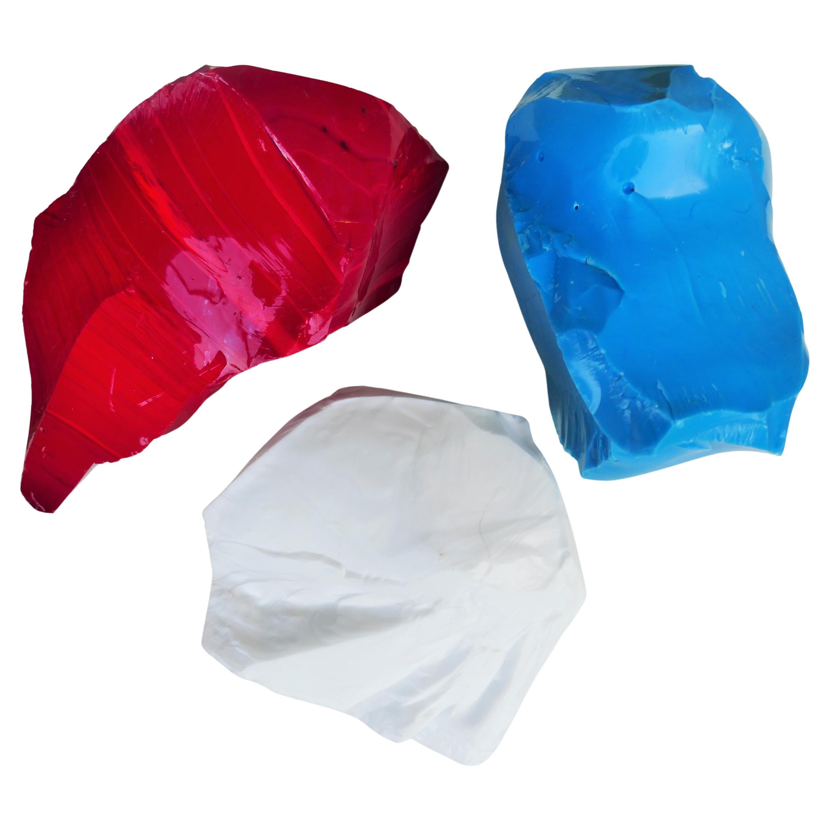 Blocs de verre de forme irrégulière obtenus en brisant le verre en fusion qui a été jeté dans les cuves à la fin du processus de fabrication.
Ces blocs sont ensuite réutilisés par les maîtres verriers pour créer une variété d'objets artistiques,