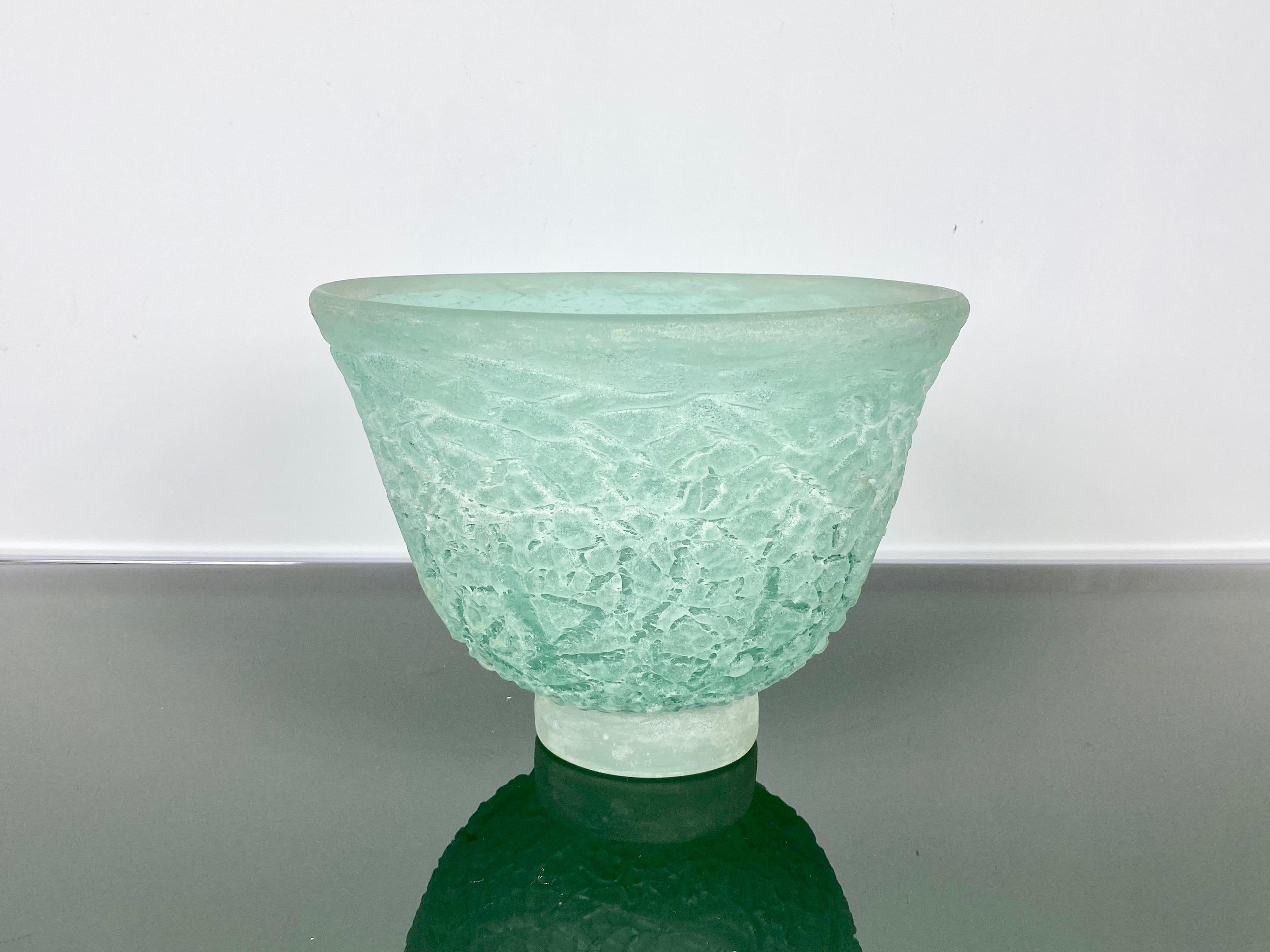 Cette magnifique et monumentale coupe sculpturale en verre soufflé à la main signée de Murano Cenedese est réalisée selon la technique du scavo. Il date des années 1970. La couleur somptueuse du turquoise clair mélangé à des taches de noir ou de