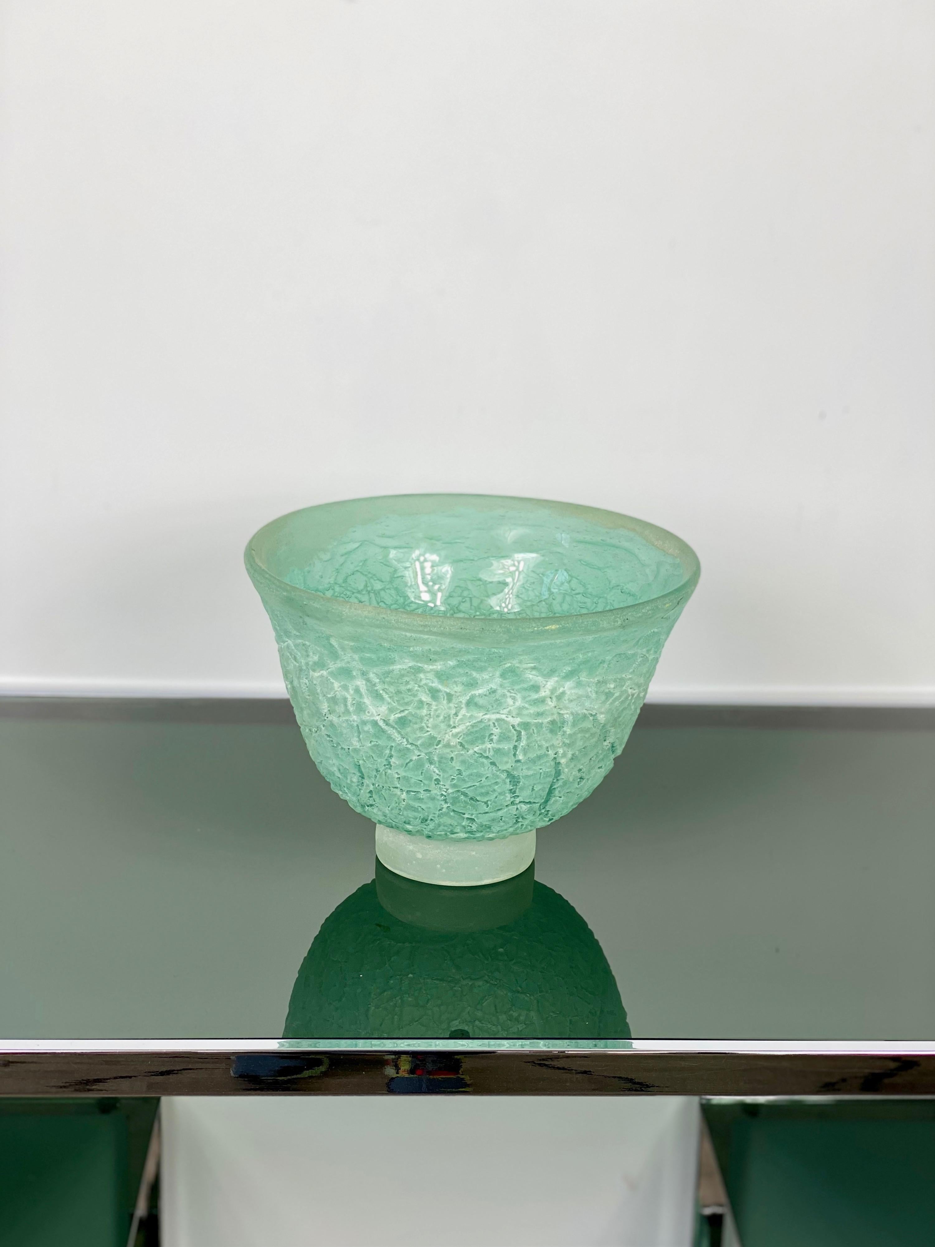 Mid-Century Modern Vase de centre de table en verre soufflé de Murano signé de la technique Cenedese Scavo:: Italie:: 1970 en vente