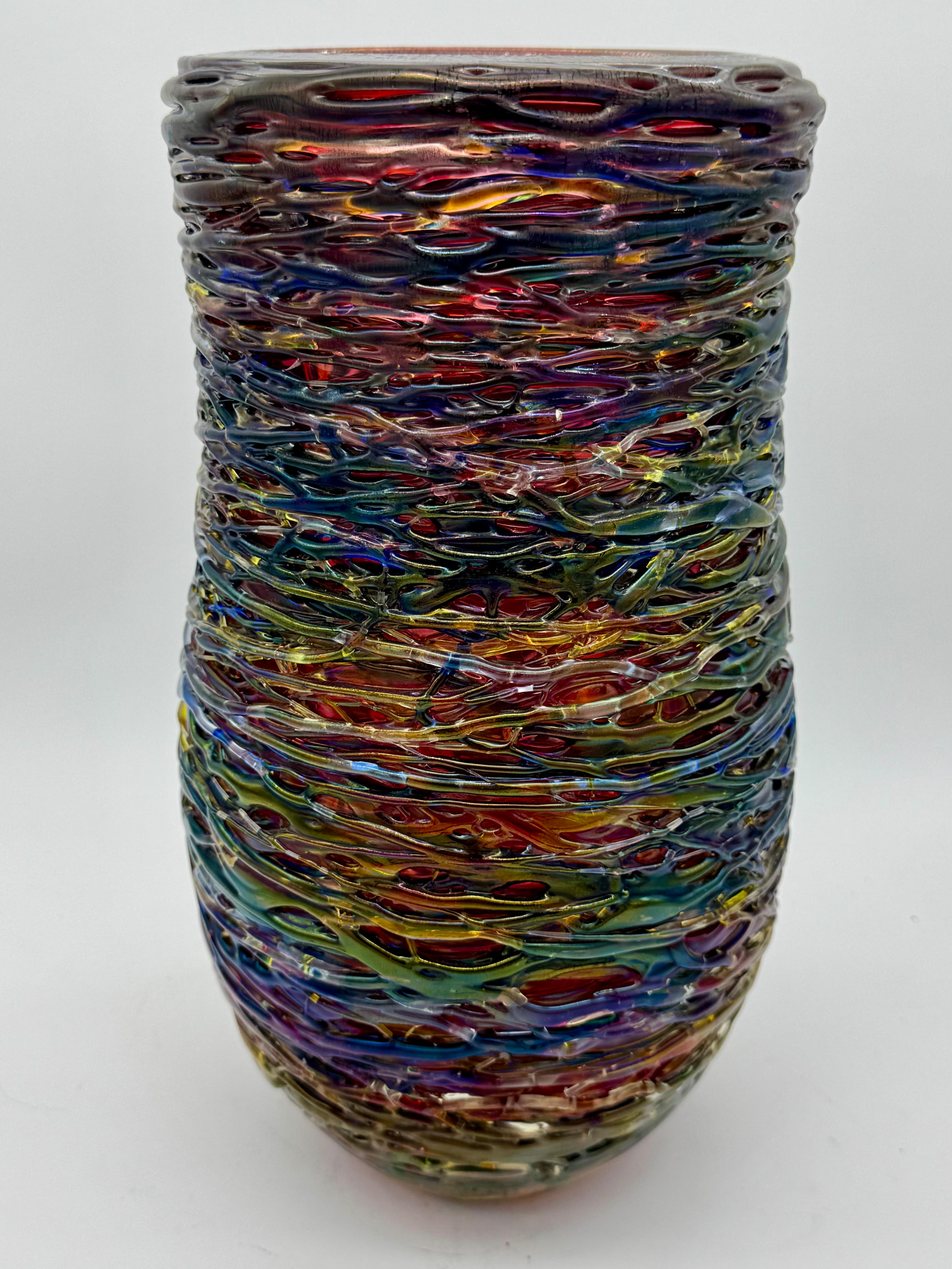 Questo capolavoro dell'artigianato italiano presenta un design affascinante che cattura la luce e aggiunge un tocco di eleganza vintage a qualsiasi spazio.
Il vaso, realizzato con la rinomata tecnica della soffiatura del vetro di Murano, presenta