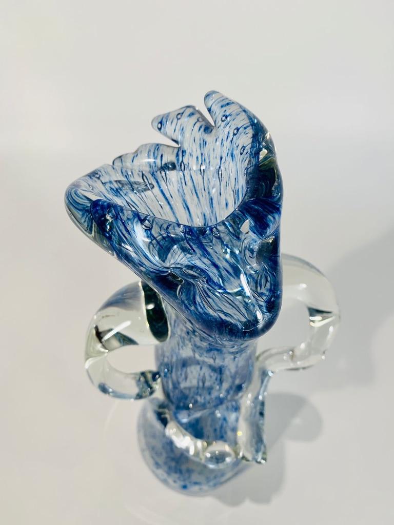 Appliqué Vase sculptural en verre de Murano bleu circa 1950 arbre en vente