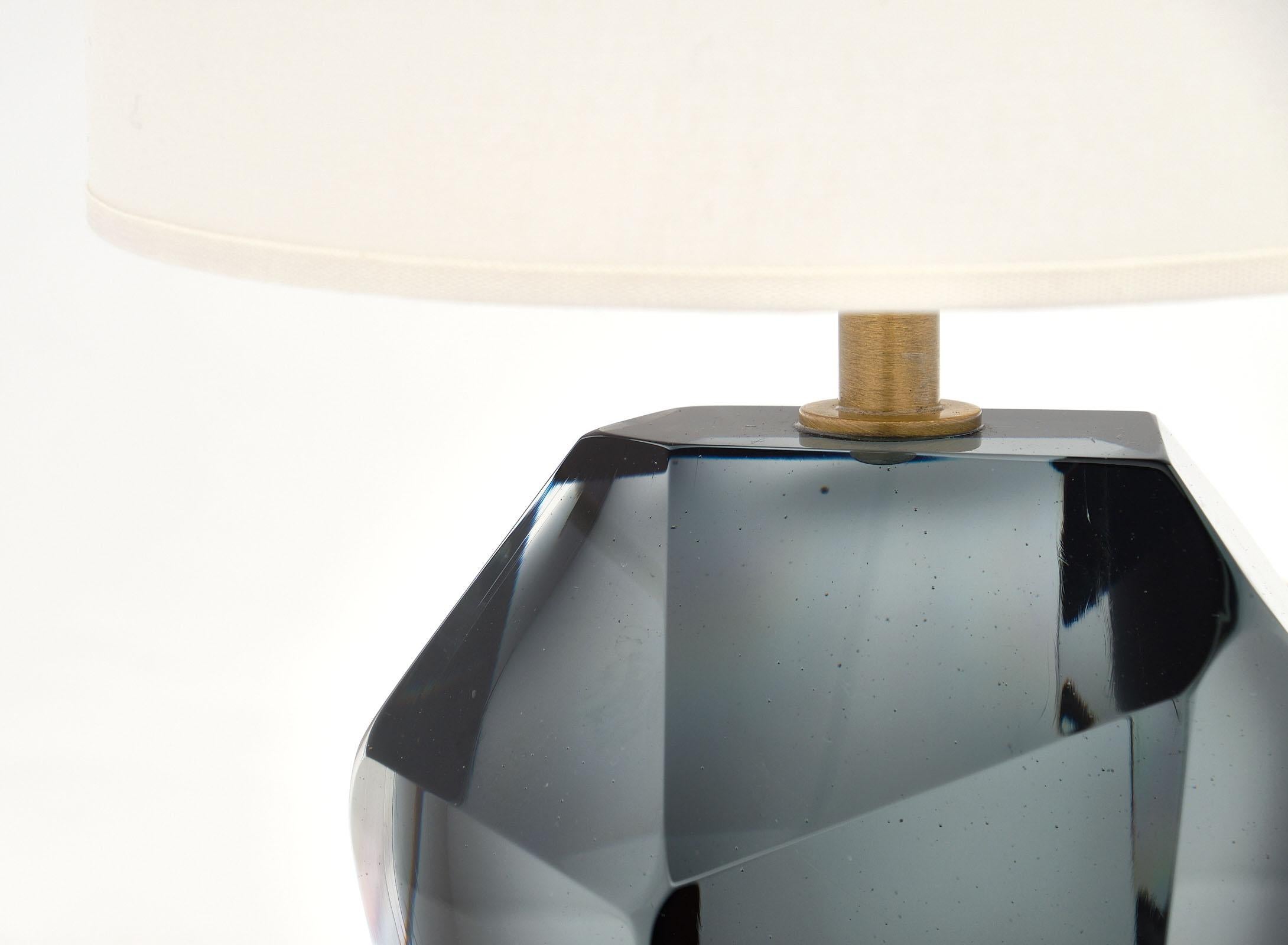 Lámparas de roca azul de cristal de Murano firmadas por Alberto Dona. Nos encanta la modernidad de las lámparas, la forma abstracta y el gran impacto decorativo de este dinámico par. Se han cableado de nuevo para ajustarse a las normas