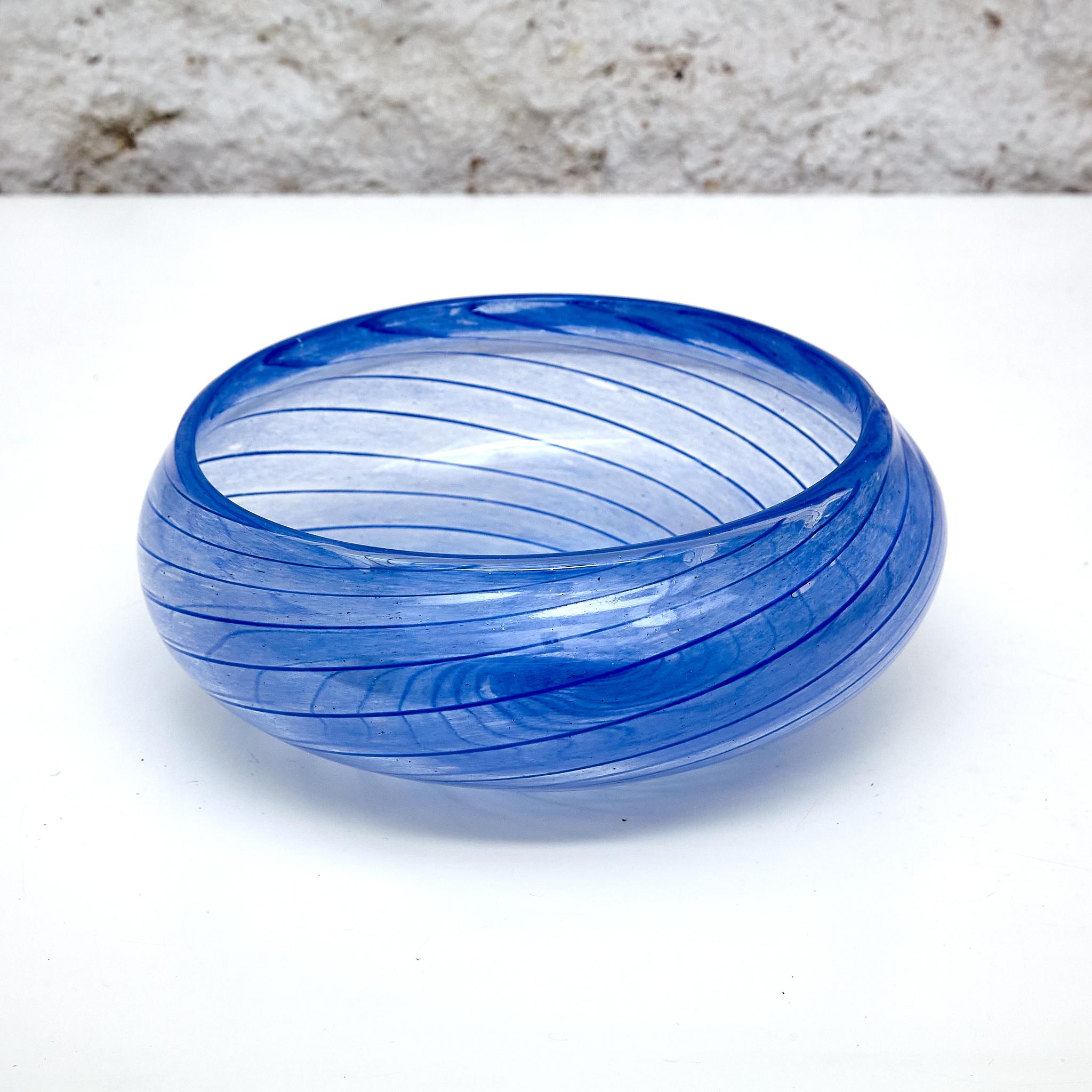 Vase bleu en verre de Murano par Cenedese Vetri

Fabriqué en Italie, vers 1950.

En état d'origine avec une usure mineure conforme à l'âge et à l'utilisation, préservant une belle patine.

Matériaux : 
Verre, osier.

Dimensions : 
Panier : Diam. 24