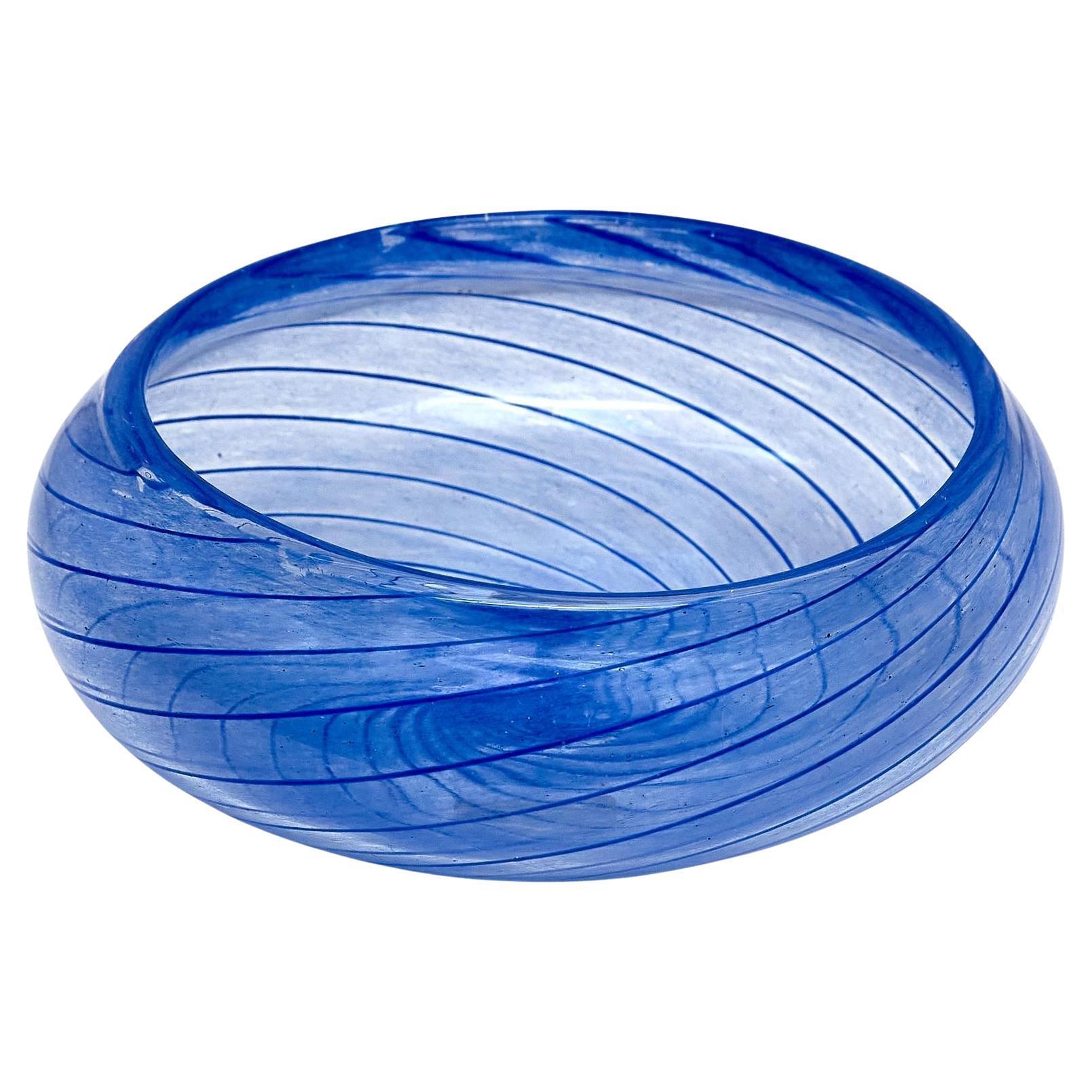 Jarrón azul de cristal de Murano de Cenedese Vetri - Italia, circa 1950

Añade un toque de artesanía italiana a tu hogar con este impresionante jarrón azul de cristal de Murano de Cenedese Vetri, fabricado en Italia hacia 1950. Conocido por sus