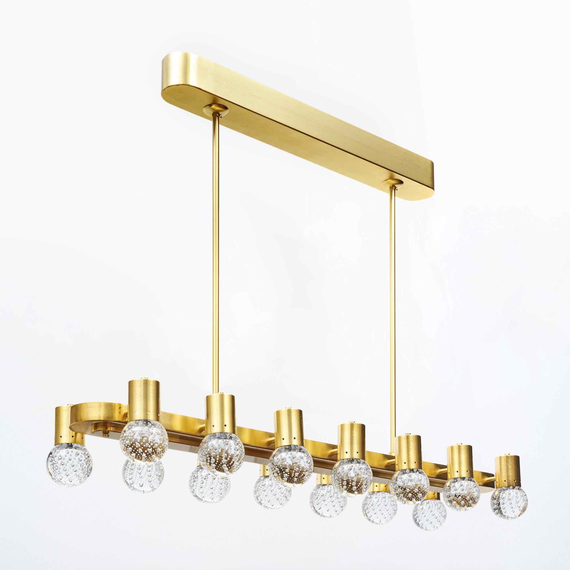 Lustre provenant de l'île de Murano, en Italie, près de Venise. Cette pièce est fabriquée à la main avec une structure en laiton et quatorze lumières. Chaque lampe est composée d'une sphère en verre de Murano soufflée à la main, avec des 