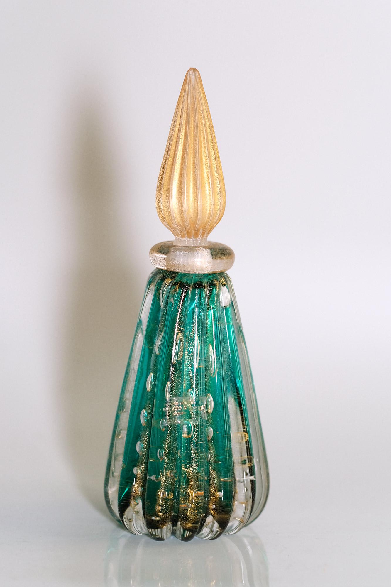 Splendid rare Murano Glass bottle with stopper by Gambaro & Poggi, Italy.
Heavy blown green glass with controlled bubbles and gold aventurine.
Original Tag.