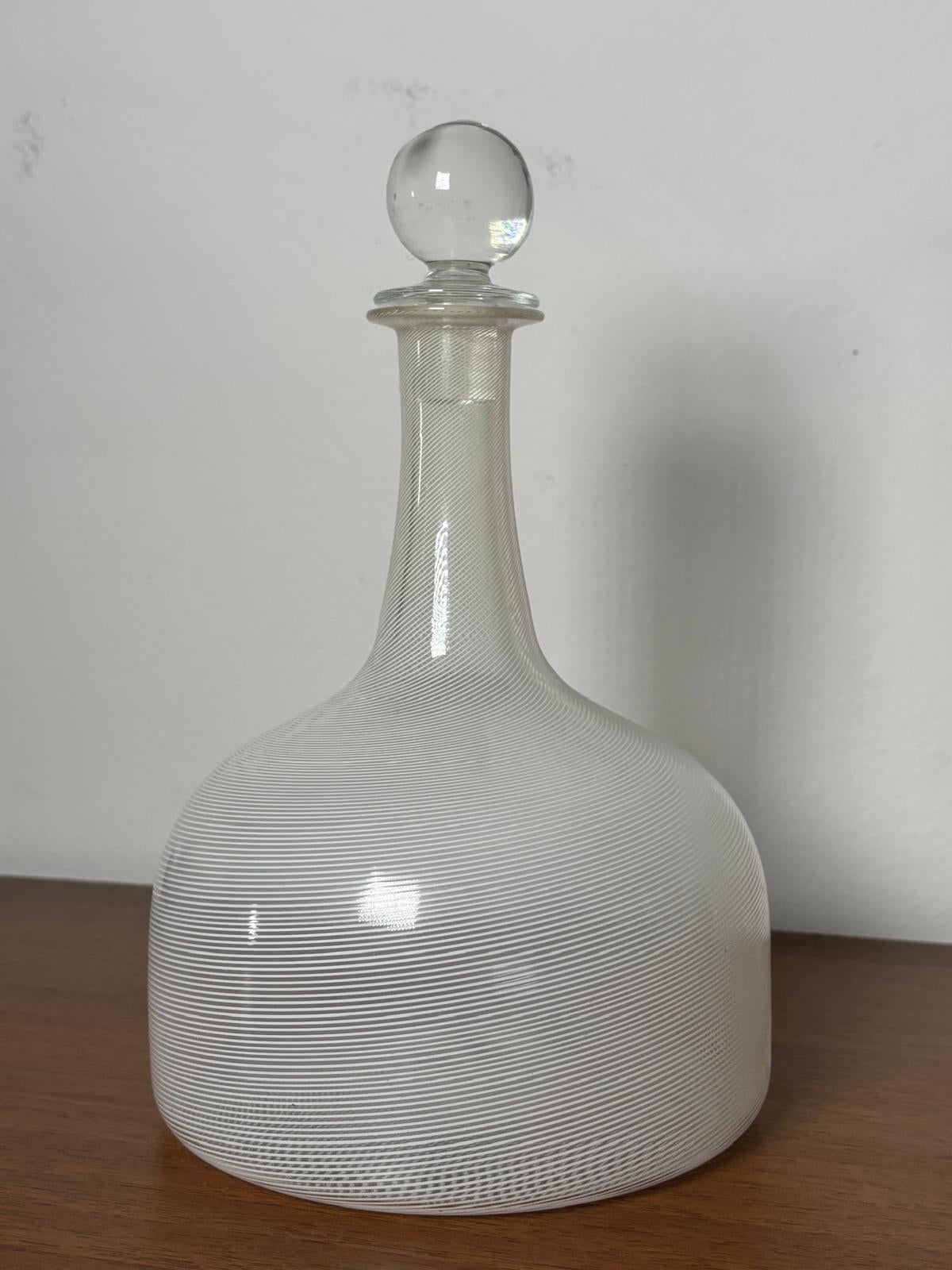 Bottiglia in vetro di Murano disegnata da Tapio Wirkkala e prodotta da Venini.
Firmato e con etichetta originale.

Biografia
Tapio Wirkkala (1915-1985) divenne famoso nei primi anni '50, seguendo l'ascesa dell'Industrial Design finlandese alle fiere