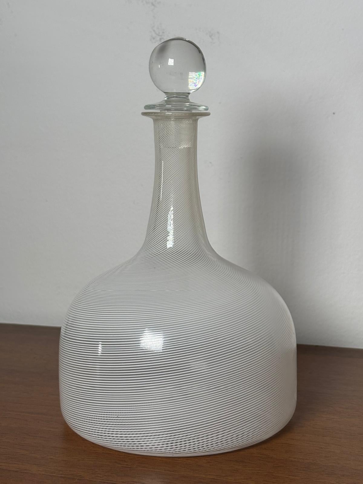 Moderno Bottiglia in vetro di Murano con tappo di Tapio Wirkkala per Venini in vendita
