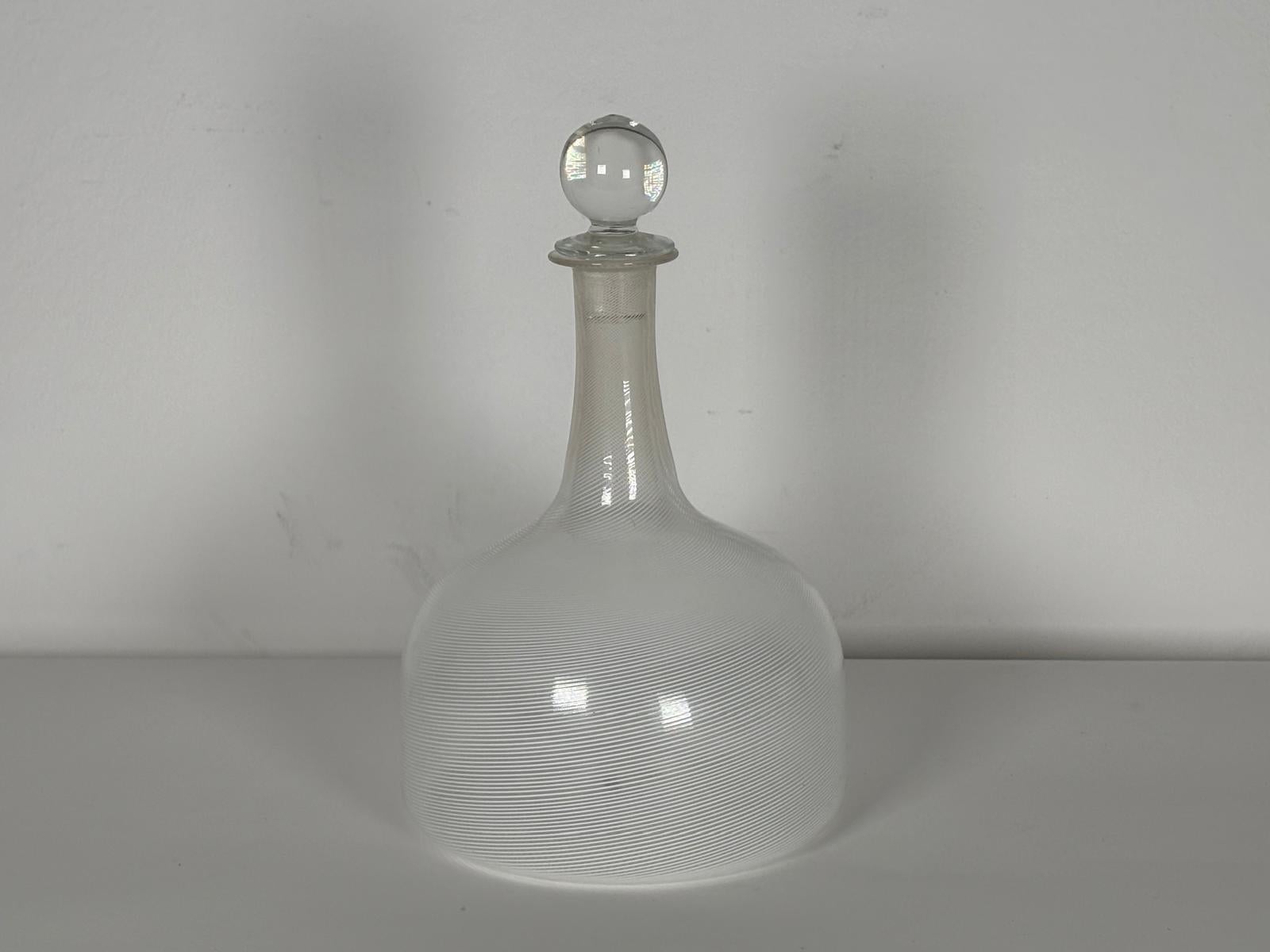 Vetro di Murano Bottiglia in vetro di Murano con tappo di Tapio Wirkkala per Venini in vendita