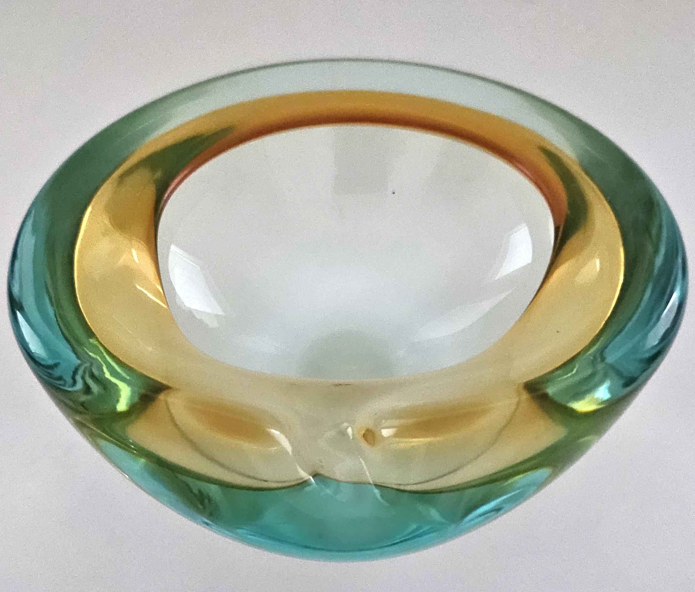 Bol en verre de Murano, Alfredo Barbini ou Seguso, vert d'eau et jaune. 
Nous pensons qu'il s'agit d'un modèle de Barbini, bien que Seguso et Poli en aient également fabriqué. Il est en bon état. Il y a une minuscule tache noire de ce que nous