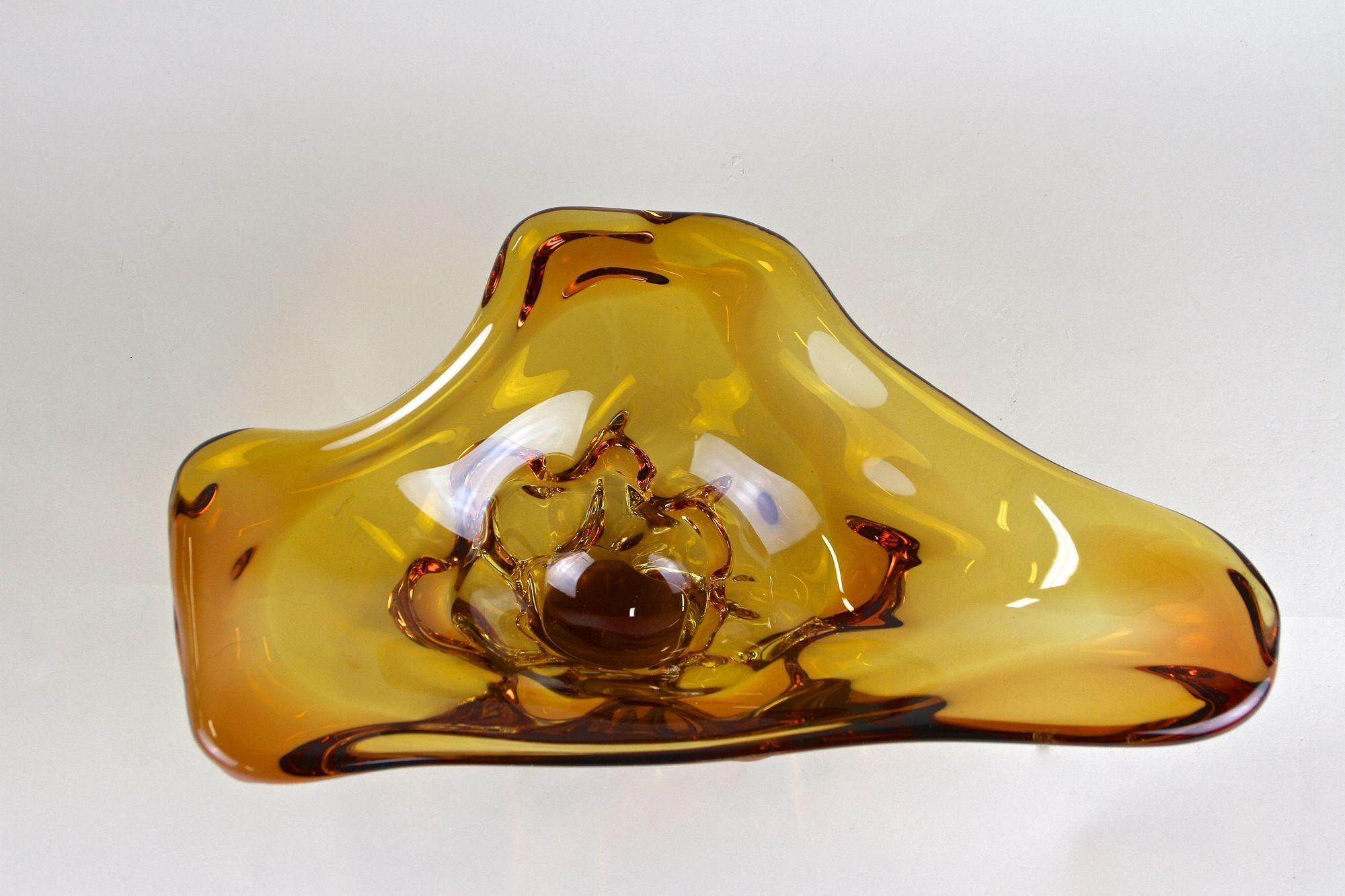 Verre de Murano Bol en verre de Murano couleur ambre Milieu du siècle, Italie, vers 1960/70 en vente