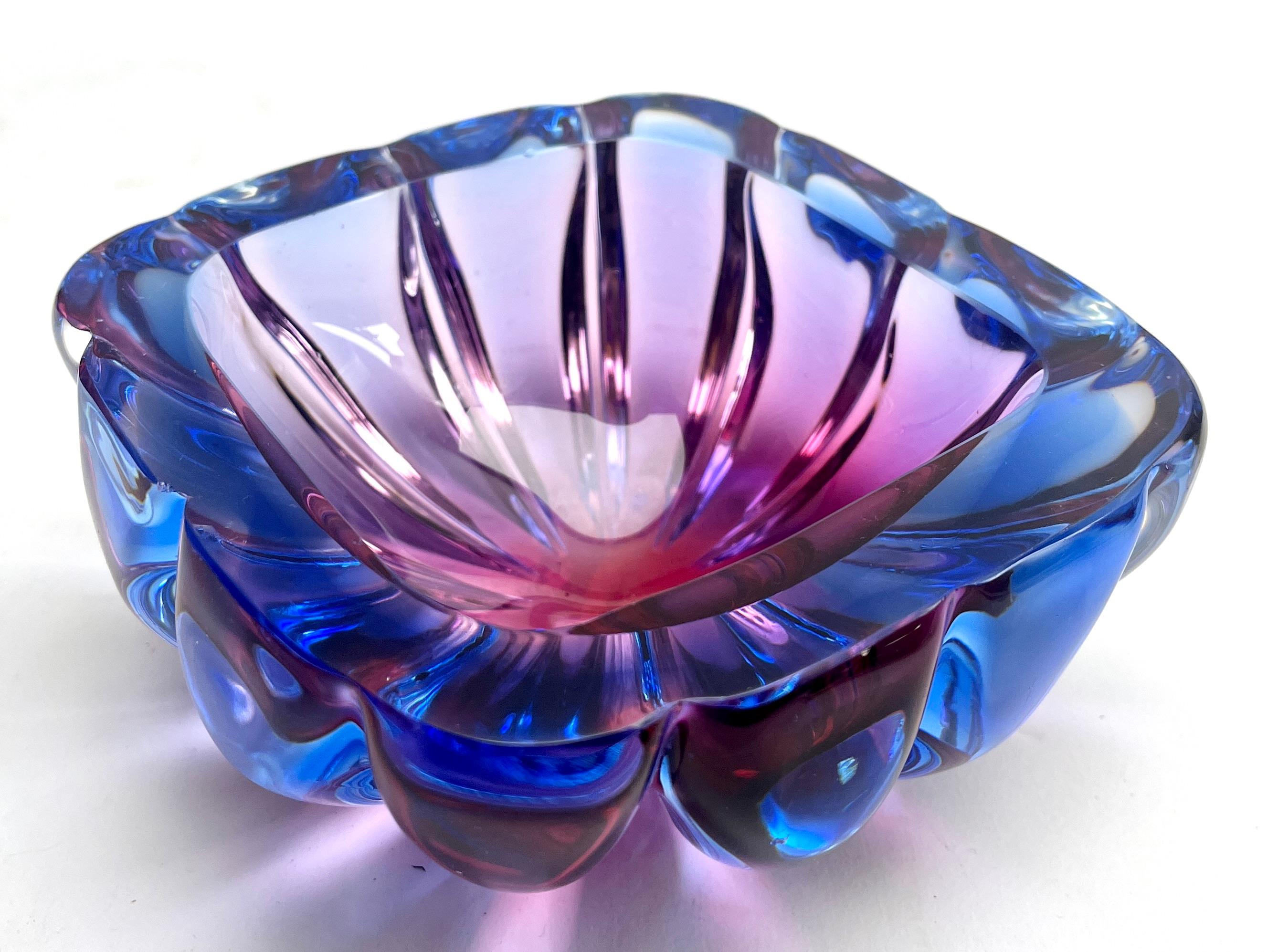 Attribuita a Flavio Poli per Seguso d'Arte, questa ciotola biomorfa in vetro di Murano è realizzata a mano con riflessi rossi che sfumano per dare calore alla tua combinazione di colori.
È ancora in ottime condizioni, con solo alcuni leggeri graffi