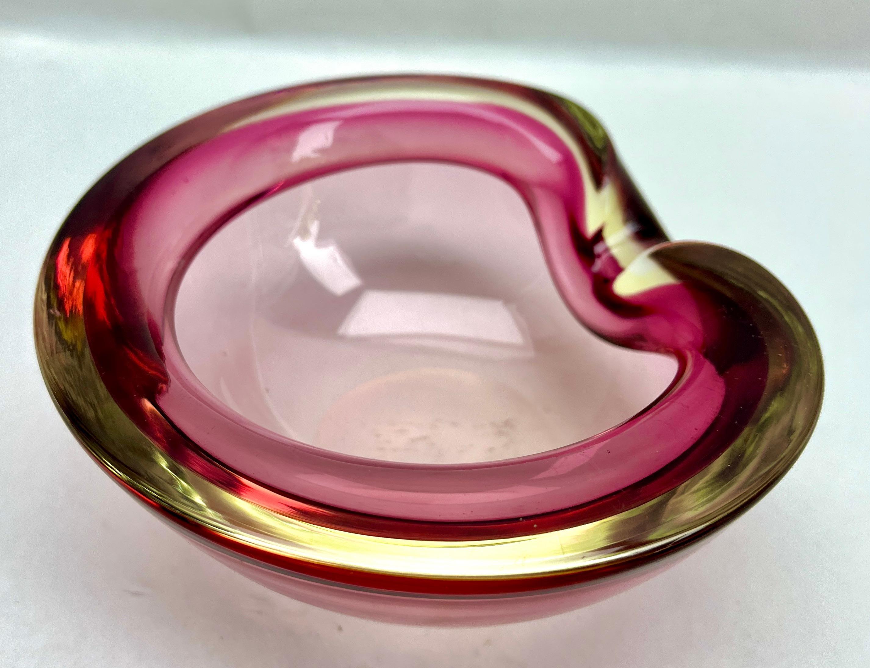 Atribuido a Flavio Poli para Seguso d'Arte, este cuenco biomórfico de cristal de Murano está hecho a mano con reflejos rojos que se difuminan aportando calidez a tu combinación de colores.
Todavía en buen estado 

¡La pieza está en excelente estado