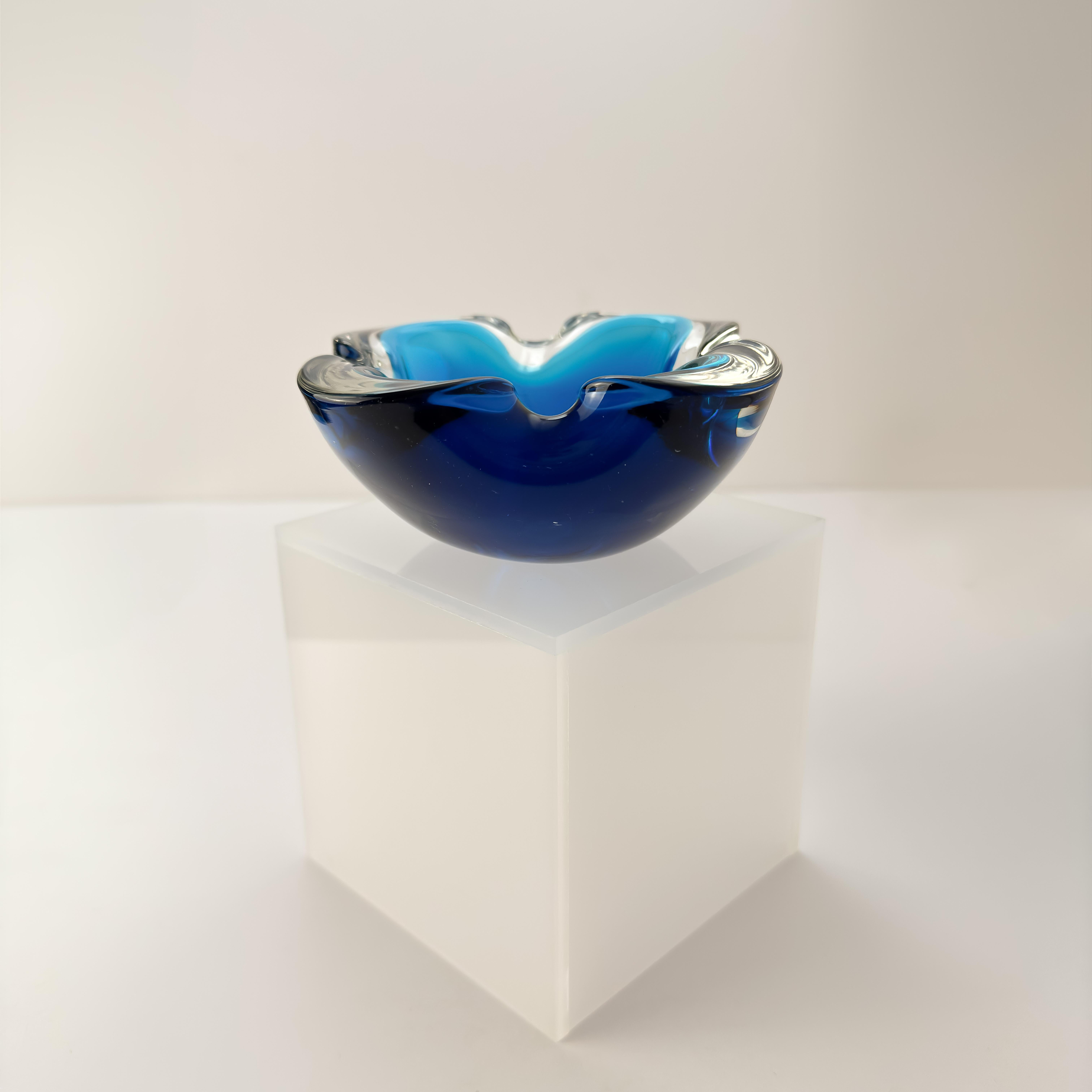 Schale aus Murano-Glas von Flavio Poli für Seguso, ca. 1960er Jahre, Italien. 

Dieses in Sommerso-Technik gefertigte Stück zeigt einen tief königsblauen Kern, der von leuchtendem Cyan überlagert wird, umhüllt von kristallklarem Murano-Glas;  Ein