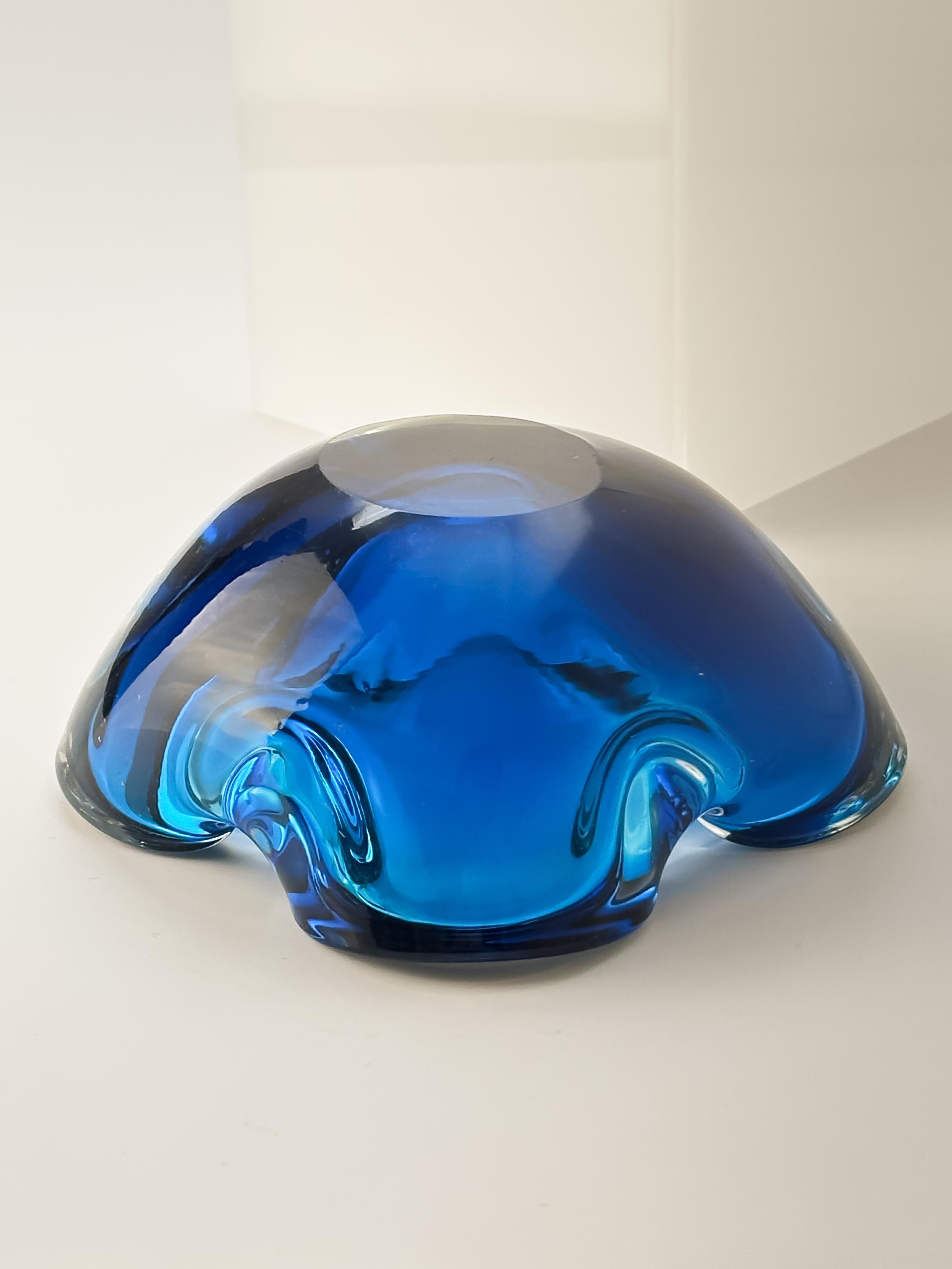 Murano Glass Sommerso Schale Blau Türkis Flavio Poli/Seguso zugeschrieben 1960er Jahre (Handgefertigt) im Angebot