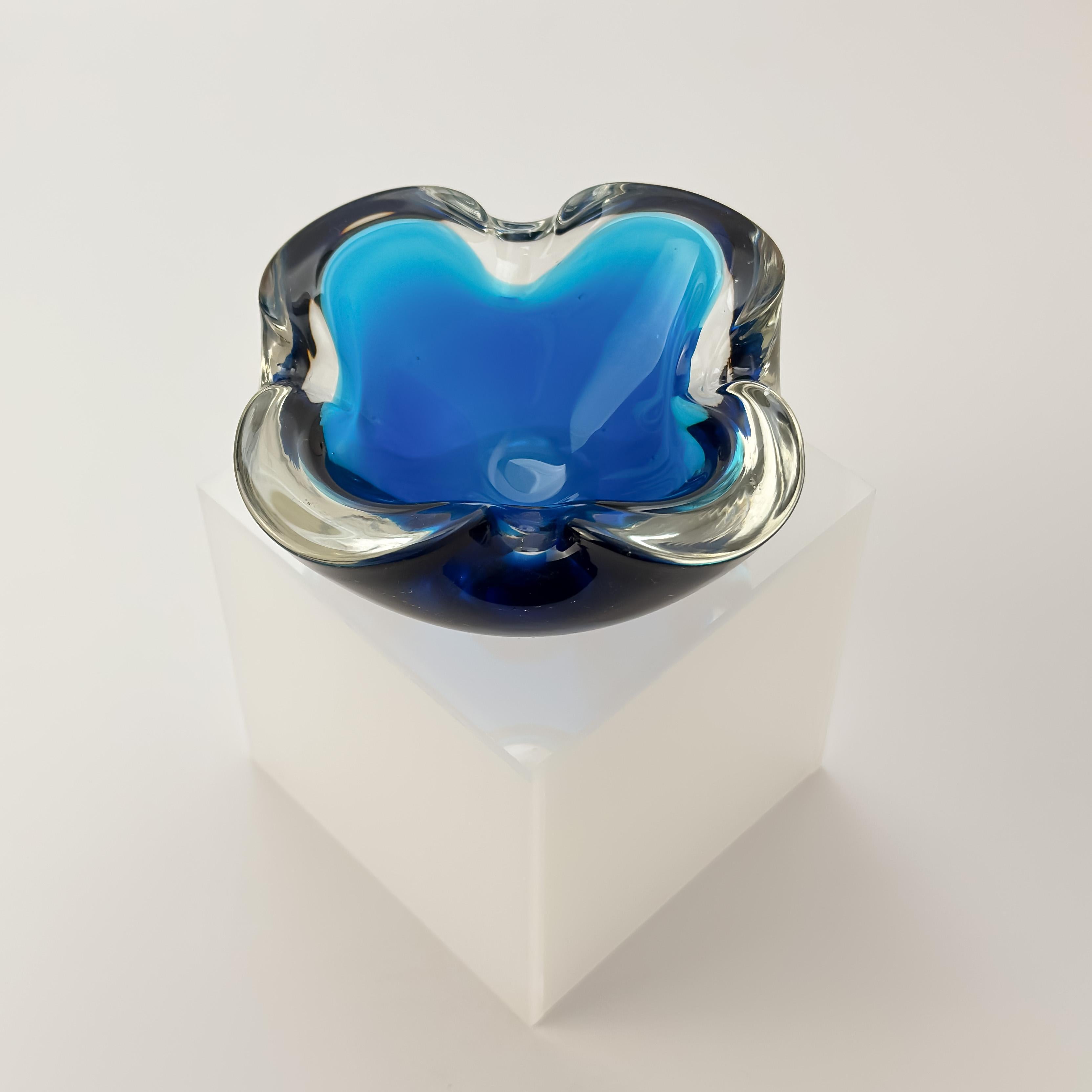 Murano Glass Sommerso Schale Blau Türkis Flavio Poli/Seguso zugeschrieben 1960er Jahre (Muranoglas) im Angebot