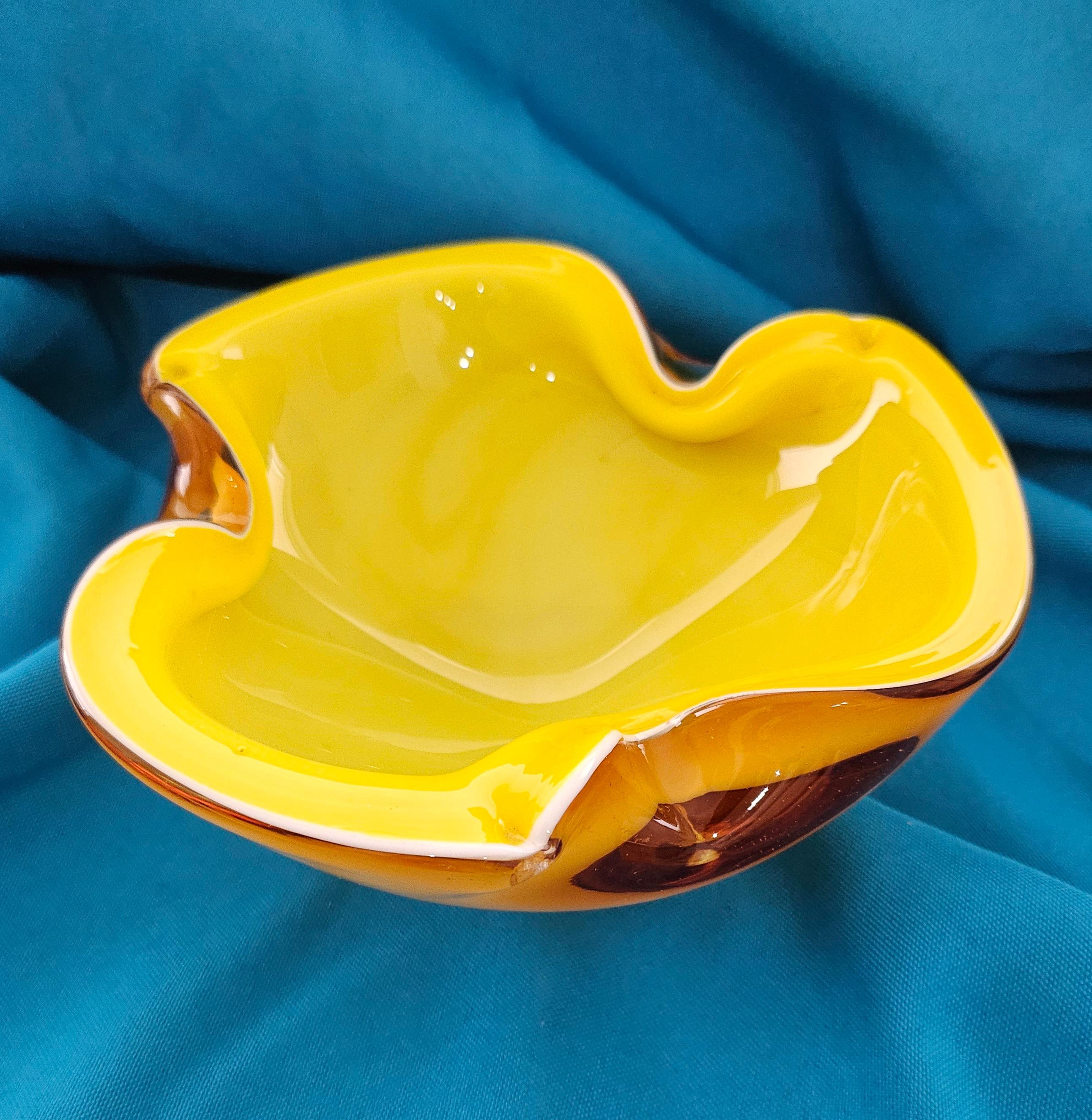 Bol en verre de Murano moderne du milieu du siècle par Alfredo Barbini pour Seguso (probable). FERMETURE DE LA VENTE
*****NOTICE : NOTRE BOUTIQUE 1ST DIBS FERME À LA FIN DU MOIS DE MAI*****
Cette pièce mesure environ 6,25  x  2,75 pouces. 
Il est