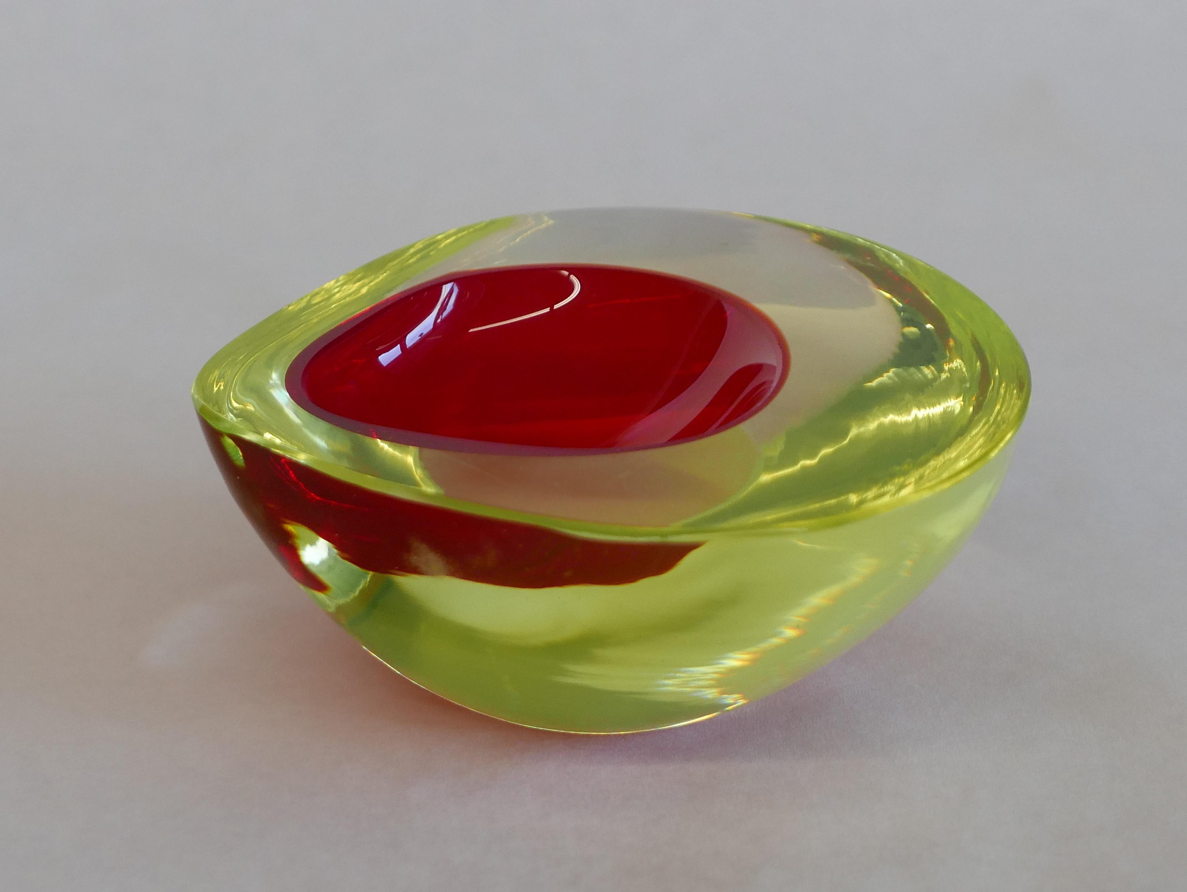 Antonio da Ros created this design in 1960 for Cenedese doing various piece with uranium glass which almost glows by itself. Made of hand blown glass in the “Sommerso”-technique by Vetreria Gino Cenedese, Murano-Italy. In excellent condition, with