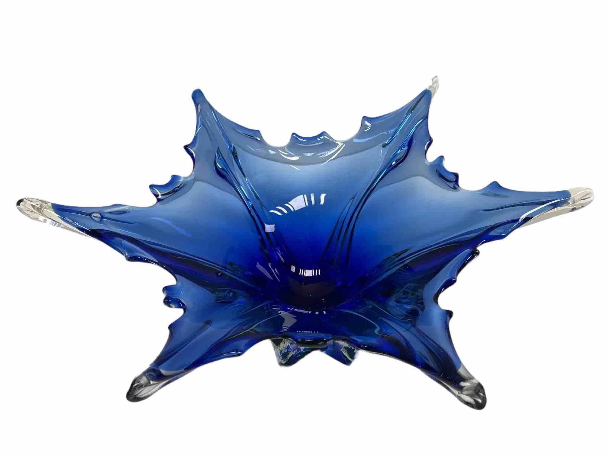 Gorgeous hand blown Murano art glass piece with Sommerso and bullicante techniques. A beautiful organic shaped bowl, catchall or centrepiece, Venice, Murano, Italy, 1960s.