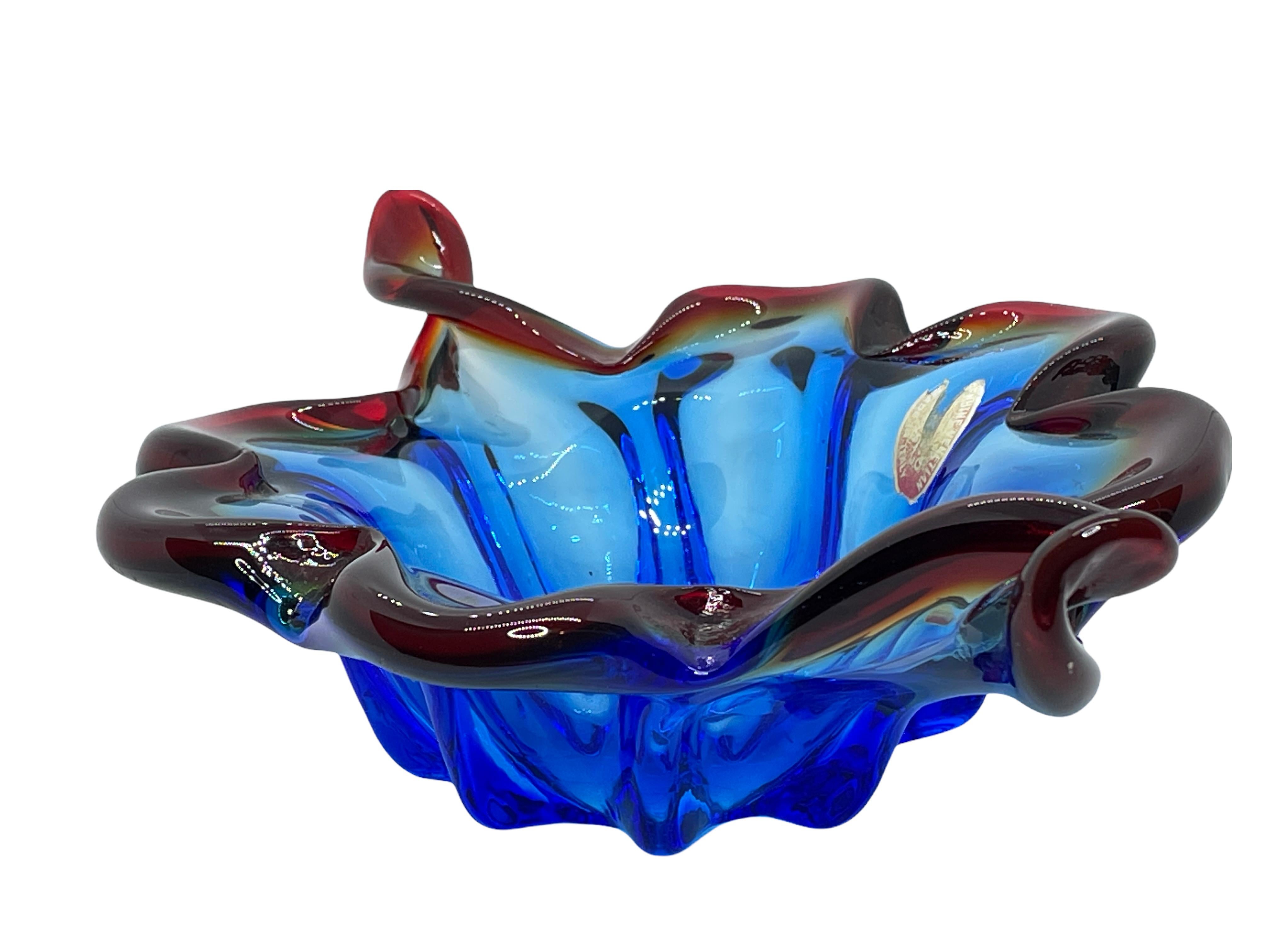 Wunderschönes mundgeblasenes Murano-Kunstglas mit Sommerso und Bullicante-Techniken. Eine schöne organisch geformte Schale, Auffangschale oder Tafelaufsatz, Venedig, Murano, Italien, 1960er Jahre.
